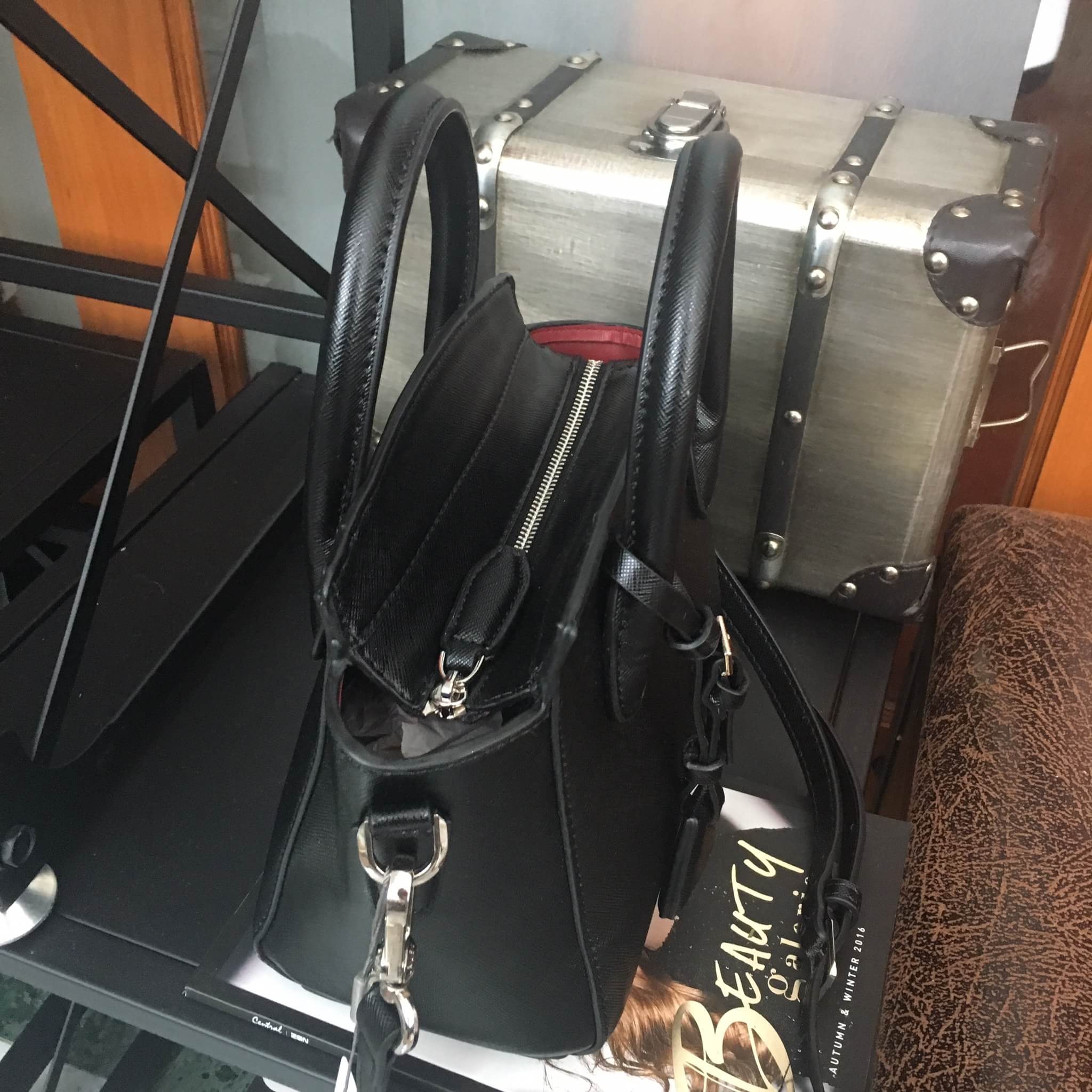 รุ่นหายาก !! กระเป๋าสะพายข้าง จากแบรนด์ Charles & Keith สวย หรูมากกกก ใบนี้ เป็นหนัง saffiano ตัดกับอะไหล่ทอง ภายในสีแดงเข้ม สวยจริงๆคะ ขนาดกำลังดีเลย ปากกระเป๋าปิดด้วยซิปอย่างดีคะ #มีถุงผ้าแบรนด์ให้คะ #มีสายยาวให้ สี ดำ คะ