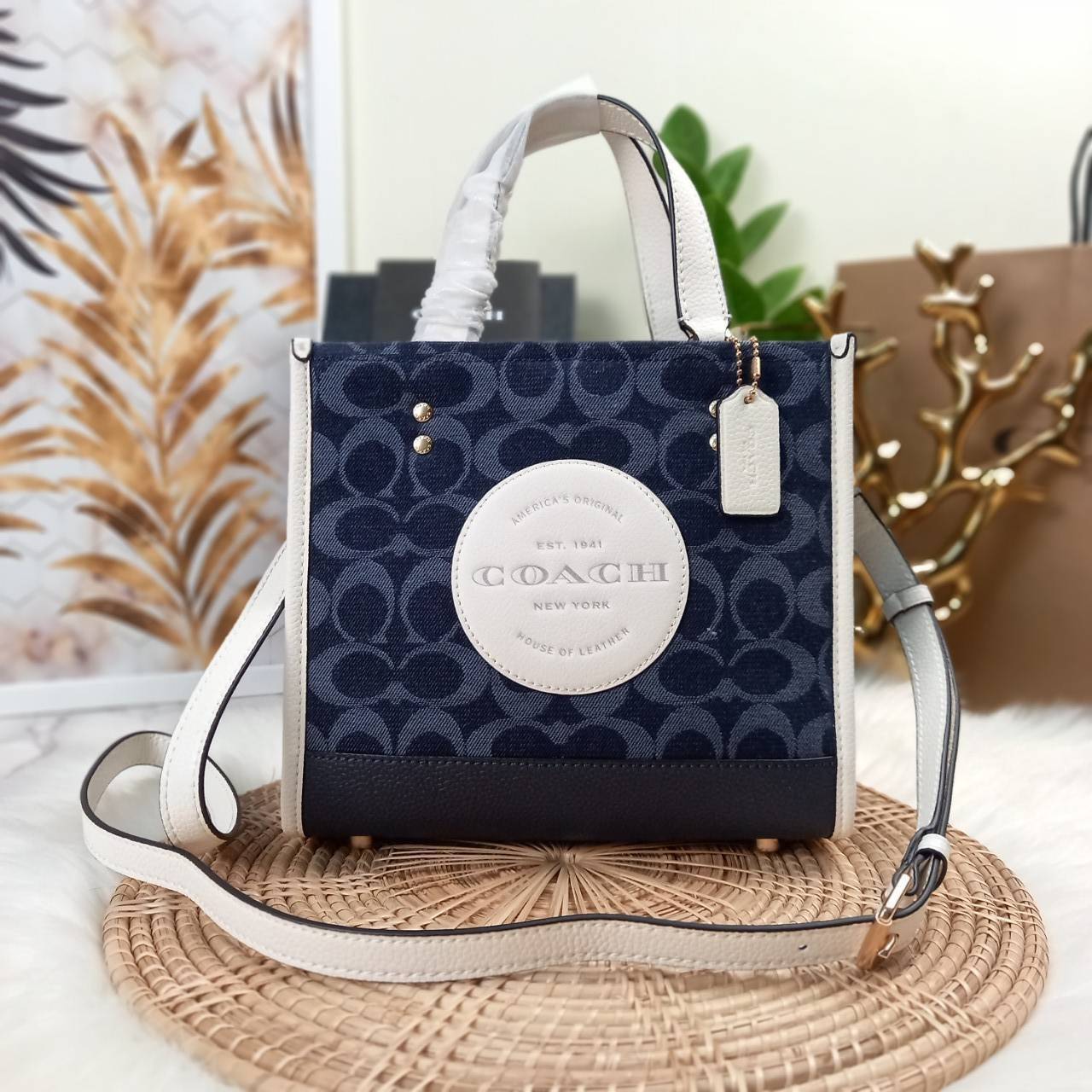 OUTLET 】COACH DEMPSEY TOTE 22 IN SIGNATURE JACQUARD WITH COACH PATCH (C5638) ฮิตมาก พลาดไม่ได้เชียว 🤩ตอกย้ำความแรง กับทรงTOTE ยอดฮิต เวลานี้ ยกให้เลย//กระเป๋าถือ หรือสะพาย มีสายยาว ถอดและ //วัสดุ jacquard ทอลาย signature เก็บดีเทลหนังแท้ ใบนี้สวยค