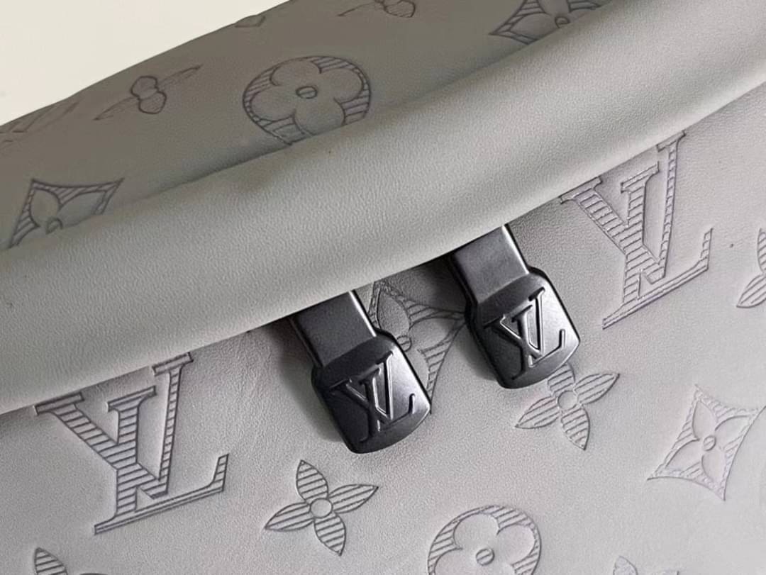 LV Discovery Bumbag Gray Monogram Shadow Kalbsleder / LV Belt Bag เกรดใช้งานสลับใบจริงได้ เทพออริจินอล เนื้องานสวยงาม หนังแท้ ใช้ได้ทั้งชายหญิง ภาพสินค้าถ่ายจากงานขายจริงใช้งานต่างประเทศได้