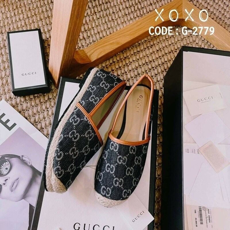 GUCCI คัชชู หน้ากว้าง ใส่สบาย วัสดุยีนส์ลายแบรนด์ นุ่มใส่สบาย แต่งปอฟางรอบ สวยเก๋ แมทส์ชุดง่าย น้ำหนักเบา