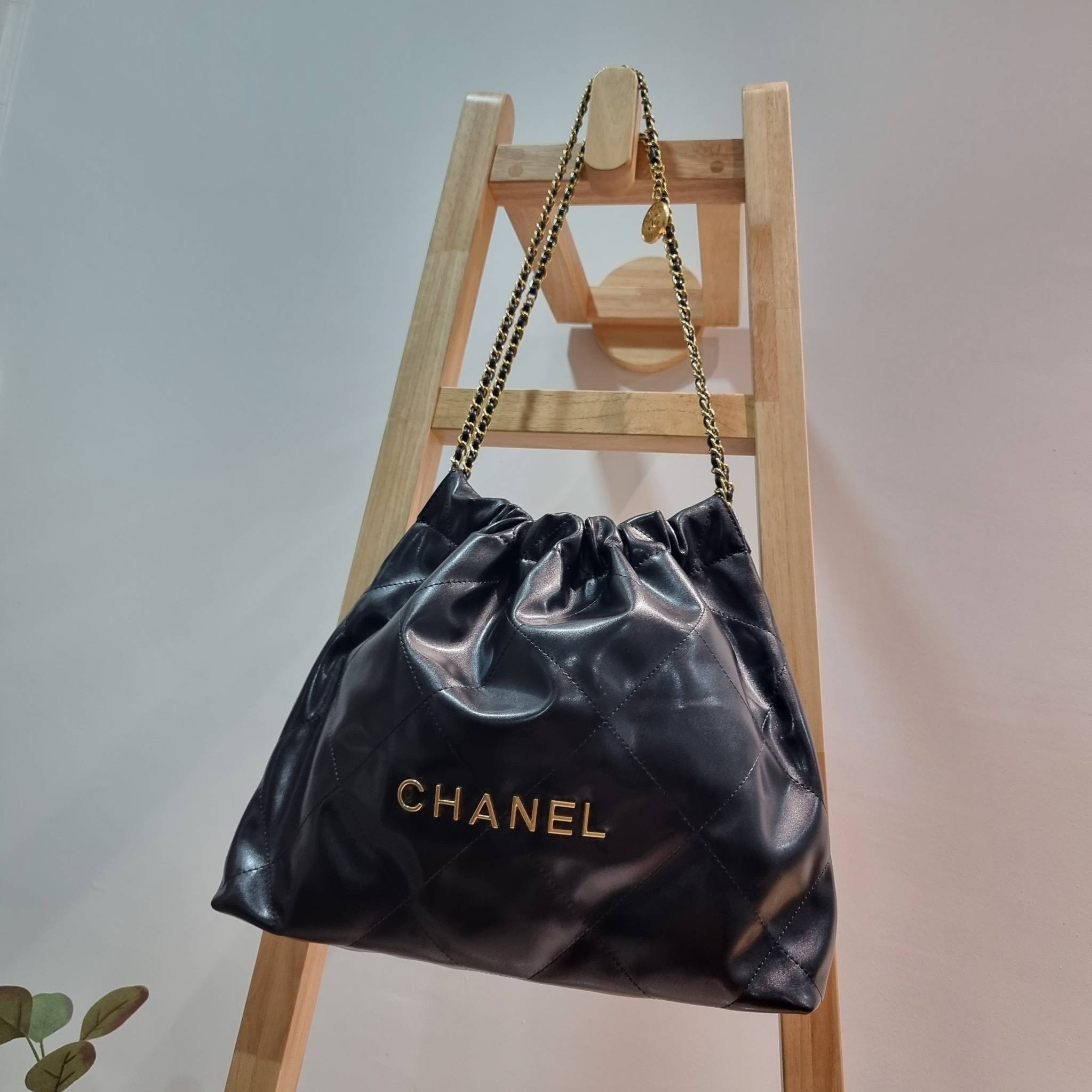 Chanel ss22 Logo CC shopping tote / Chanel 22 handbag มาแรงที่สุดในตอนนี้ก็คือรุ่นนี้เลย ใช้งานง่ายรุ่นนี้สามารถใช้ได้ทั้งผู้หญิงและผู้ชายน้า เกินต้านที่สุดกับไอเท็มนี้ ที่สาวๆหรือใครๆก็ต้องมีแล้ว!! แค่เห็นก็หลงรัก กระเป๋าทรงสวย