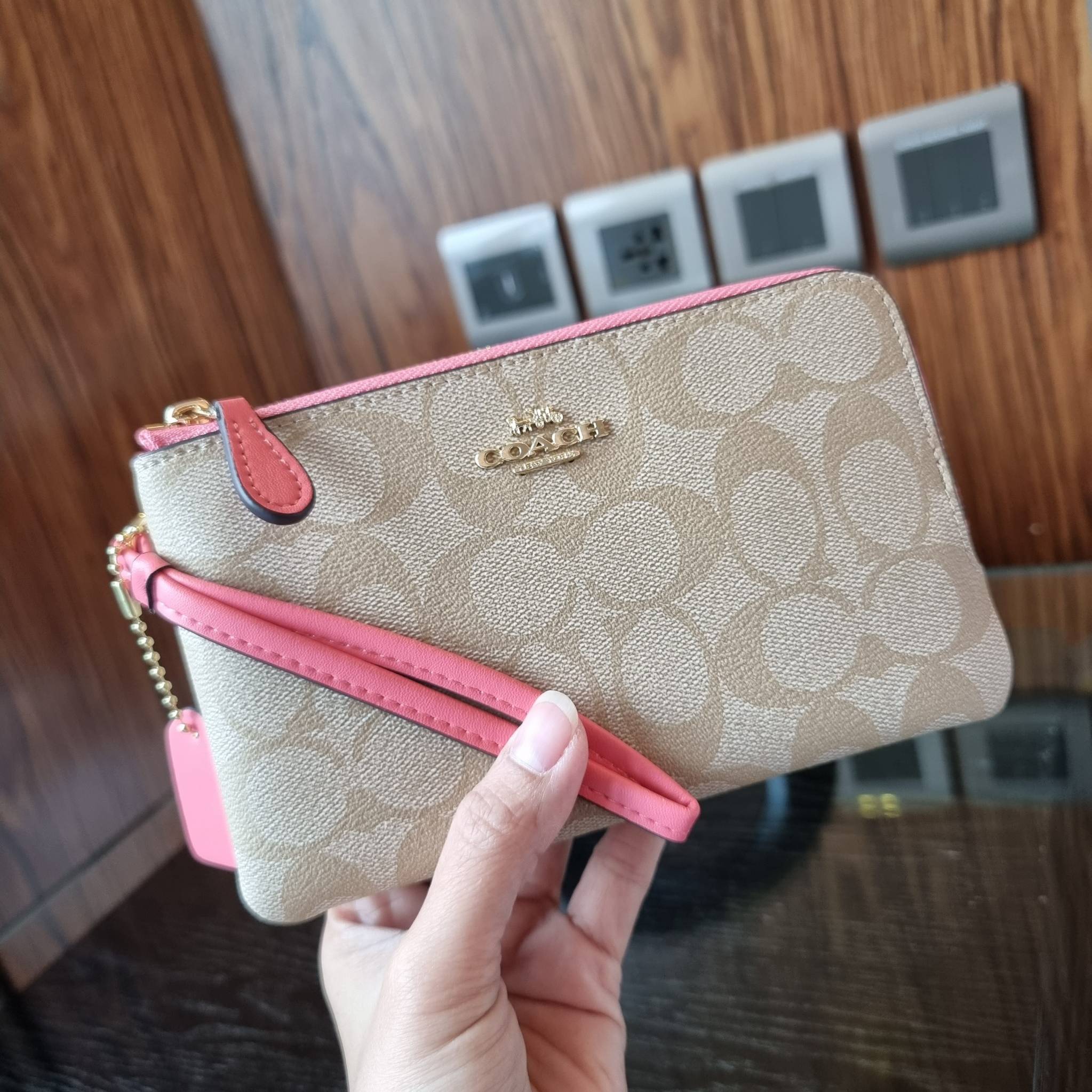 COACH F87591 DOUBLE CORNER ZIP WALLET IN SIGNATURE COATED CANVAS คล้องมือรุ่น 2 ซิป!! มาแล้วจ้า 🌟🤗 ไซส์นี้คือเหมาะมือจริงๆ พกง่ายเช่นเคย ไม่ต้องกังวลว่าจะเกะกะหรือกินพื้นที่กระเป๋าหลัก วัสดุหนังแคนวาสเคลือบลาย มีช่องหลักแยก 2 ช่อง ภายในบุผ