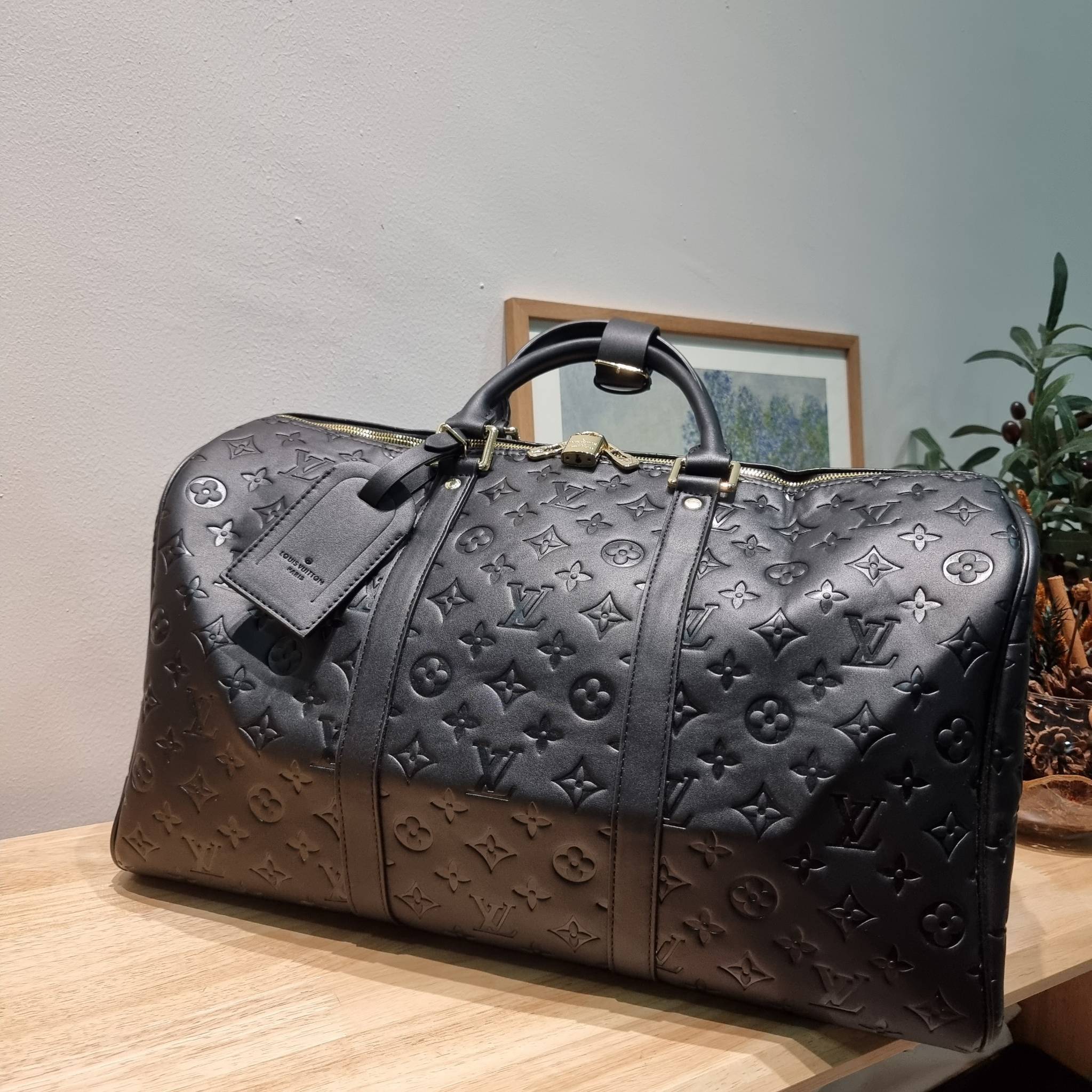 LV KEEPALL BANDOULIERE MONOGRAM LEATHER กระเป๋าเดินทางสุดคลาสสิค ทึ่ใครๆก็เฝ้ารอ ไอเท็มที่จะทำให้การเดินทางไม่ธรรมดาอีกต่อไป ด้วยดีเทลความเป็นเอกลักษณ์ เรียบแต่หรู วัสดุหนังวัวสัมผัสดี ปั๊มลวดลายโมโนแกรมรอบใบ เปิด-ปิดด้วยซิปแน่นหนา มีกุญแจล็อคได้ มีสายสะพ