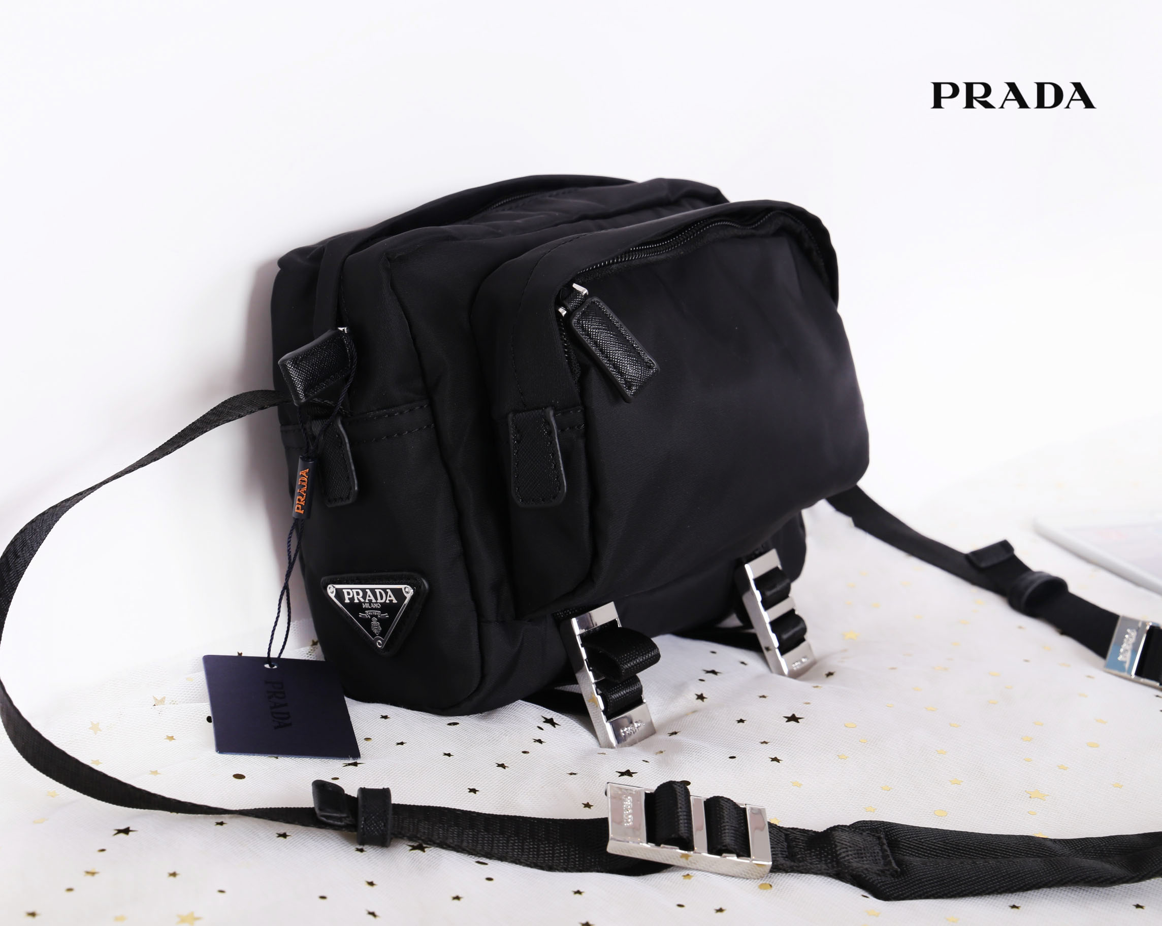 Prada nylon shoulder bag / Prada crossbody nylon bag VIP gift ใช้ได้ทั้งหญิงชาย ห้ามพลาดรุ่นใหม่l Prada Bag ทรงใหม่มีไว้ไม่ซ้ำใครแน่นอนคะ จะสะพายข้าง หรือ คาดอกก็ได้ วัสดุทำจากผ้า Nylon เนื้อหนาคุณภาพดี ตัวอะไหล่เงินสวยหรู ขนาดกำลังดี ใส่ของได้เยอะ มือถือ