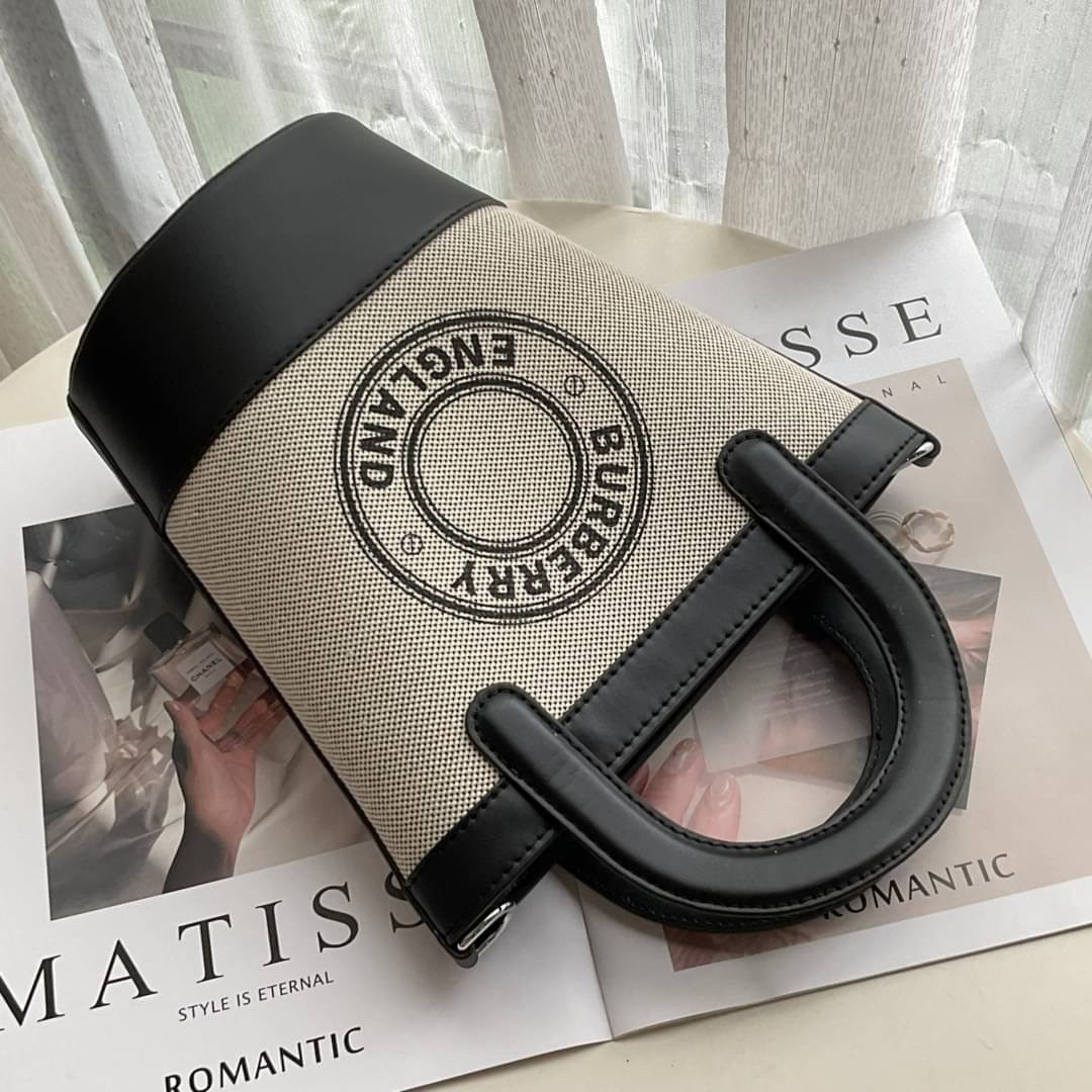 BURBERRY MINI CANVAS CROSSBODY BAG / BURBERRY BUCKET BAG *งานหรูมาก กระเป๋าทรง CROSSBODY ใบขนาดกำลังดี *ผ้าแคนวาสคาดหนังวัวแท้ ปักโลโก้แบรนด์ด้านหน้า ด้านในเปิดปิดด้วยกระดุมคาด สามารถใส่กระเป๋าสตางค์ยาว สมุดบัญชีได้