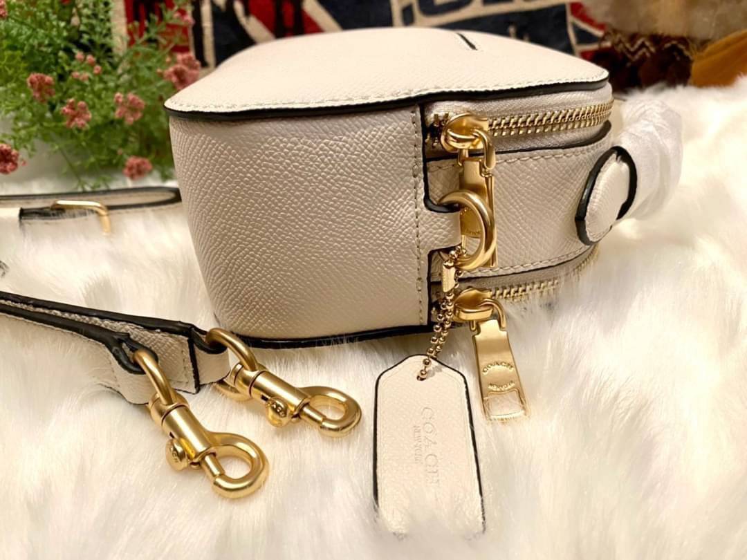COACH SERENA SATCHEL CROSSBODY BAG กระเป๋าทรงโดมเล็ก น่ารัก แต่ใส่ของได้จุเลยทีเดียว!! มี2ช่องซิปหลัก ช่องค่อนข้างกว้าง สามารถใส่กระเป๋าเงินใบกลางได้;ของจำเป็นอื่นๆได้ครบเลยค่ะ มีช่องเล็กให้ใส่ของจุกจิก ด้านหลังมีช่องเล็กให้อีกช่องค่ะ พร้อมสายยาวถอดออกได้
