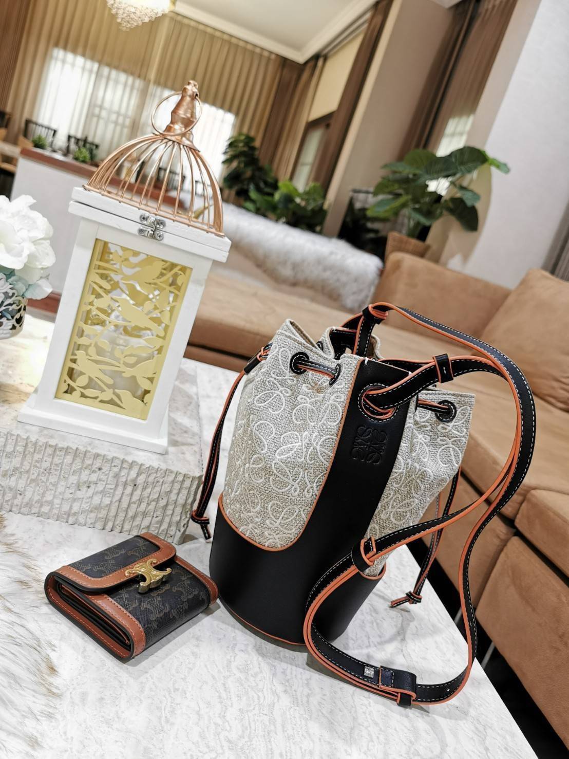 พรีเมี่ยมกิ๊ฟแท้ 100% 】LOEWE CROSSBODY ANAGRAM BUCKET BAG GIFT WITH PURCHASE (GWP) กระเป๋าถือหรือสะพายพรีเมี่ยมกิ๊ฟ Limited จาก LOEWE PERFUME DUTYFREE COUNTER รุ่นใหม่ล่าสุด Rare items หายากสุดเลอค่าวัสดุ Anagram Canvas ตัดหนังแท้ Calfskin สุดคลาสสิค