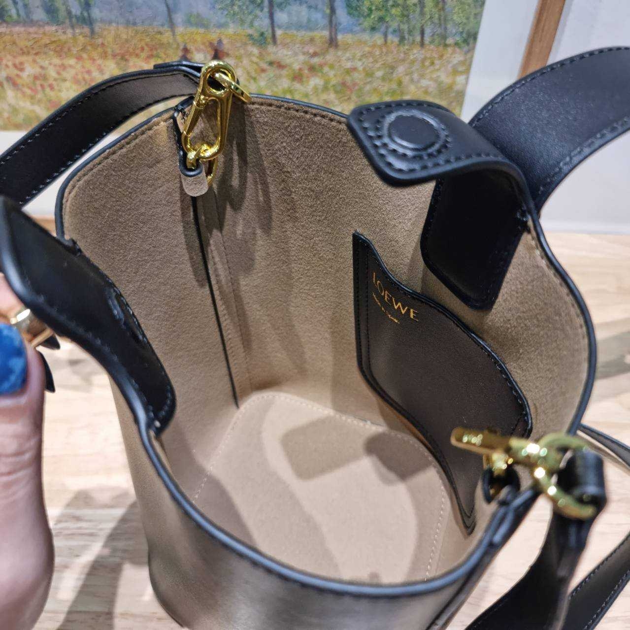LOEWE MINI PEPBLE BUCKET IN MELLOW กระเป๋าทรงบัคเก็ต รูปทรงสวยใช้งานง่าย กิมมิคหรูหราสุดๆ