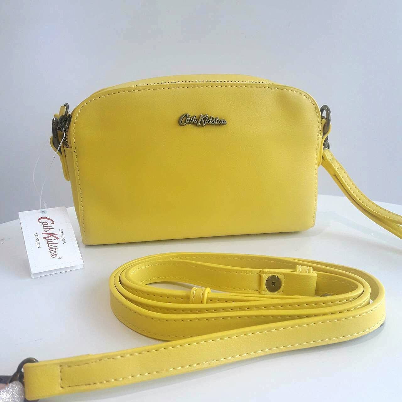CATH KIDSTON MINI LEATHER DOUBLE ZIP BAG Restock !!รุ่นขายดีอีกรุ่น วัสดุหนัง pu เป็นกระเป๋าคล้องมือหรือสะพาย Cross Body หนังเรียบอยู่ทรงสวยขนาดมินิน่ารักกำลังน่ารัก เปิดปิดด้วยซิป 2 ช่อง หัวซิปหนังแท้ปั้มโลโก้ ด้านหน้าประดับอะไหล่โลโก้แบรนด์ ภายใน Cotton