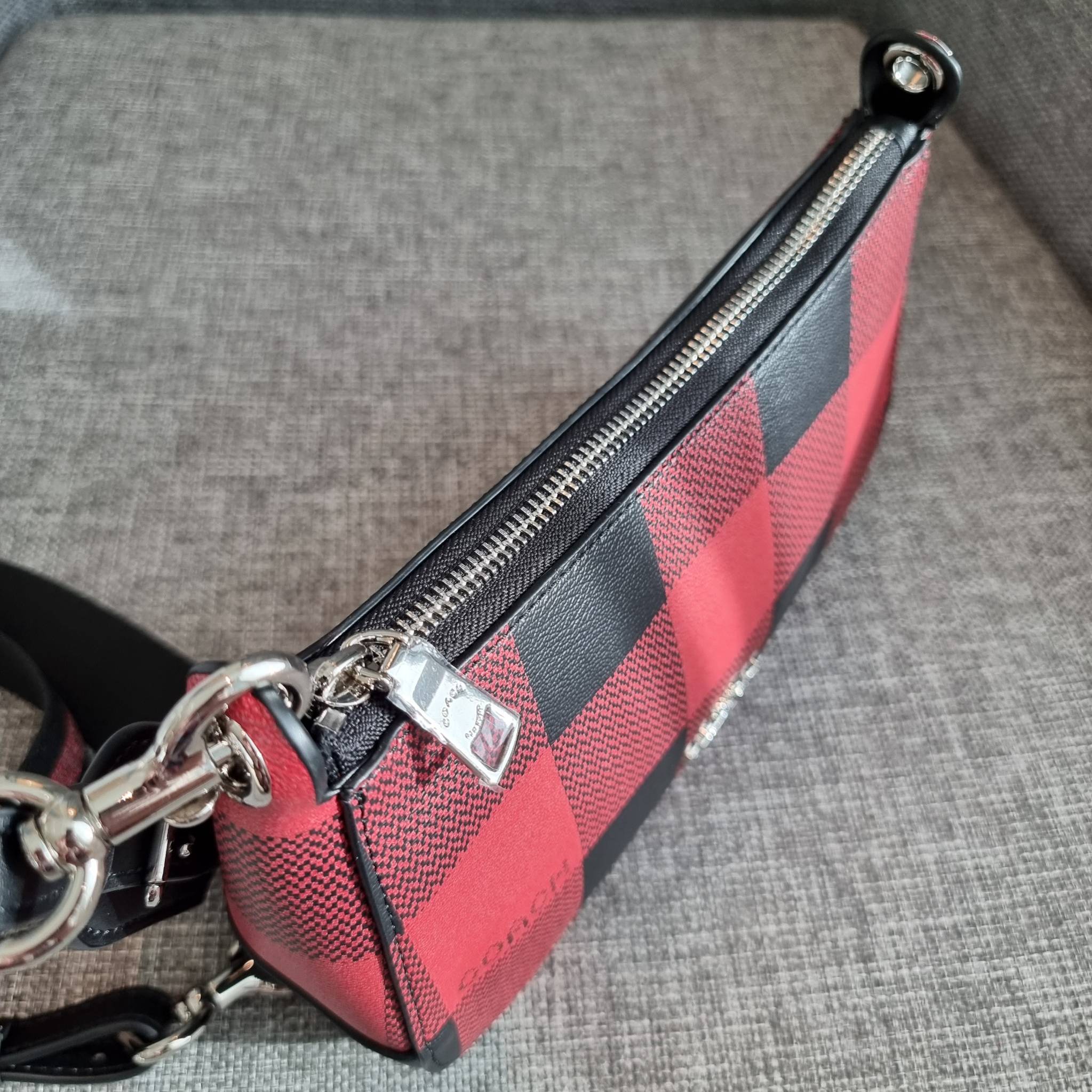 OUTLET 】COACH C6818 JES BAGUETTE WITH BUFFALO PLAID PRINT คอลเลคชั่นใหม่ล่าสุด พร้อมเสิร์ฟความสวยถึงบ้านเช่นเคย!! กระเป๋าสะพายทรงบาแกตต์ ดีไซน์ย้อนยุค ที่แอบแฝงความเรียบหรูดูแพงอยู่ในตัว โดดเด่นด้วยสายสะพายเส้นใหญ่ โทนสีคอนทราส ทำให้ไอเท็มนี้ดูมีลูกเล่นมา