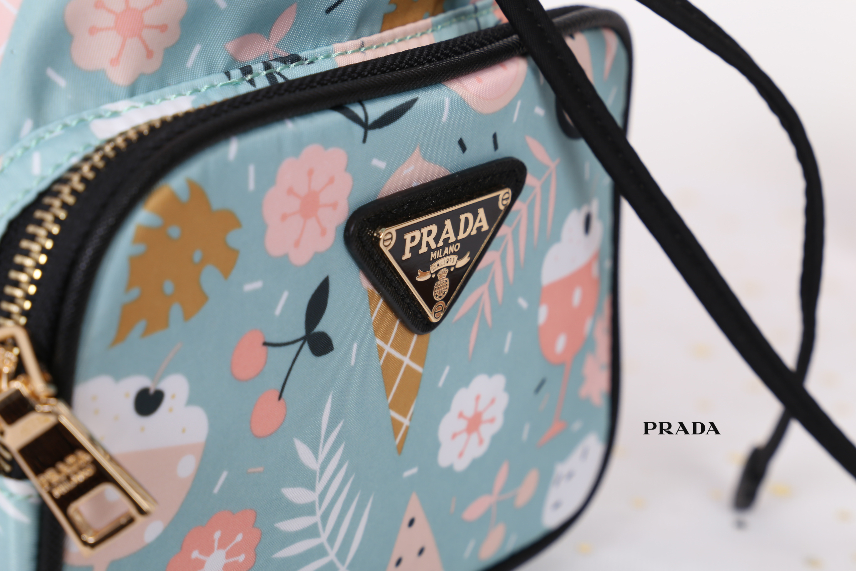 Prada bucket bag Premium gift New in! กระเป๋าถือหรือสามารถสะพายข้าง ทรงขนมจีบ สุดน่ารักดีไซน์ใหม่ super cute! วัสดุ nylon เนื้อหนา อะไหล่ทองด้านหน้ามีโลโก้แบรนด์ พร้อมช่องซิป กระเป๋า เปิดปิดแบบ drawstring ภายในกระเป๋าโล่ง ใส่ของได้จุ พร้อมสายยาวลาย saffia