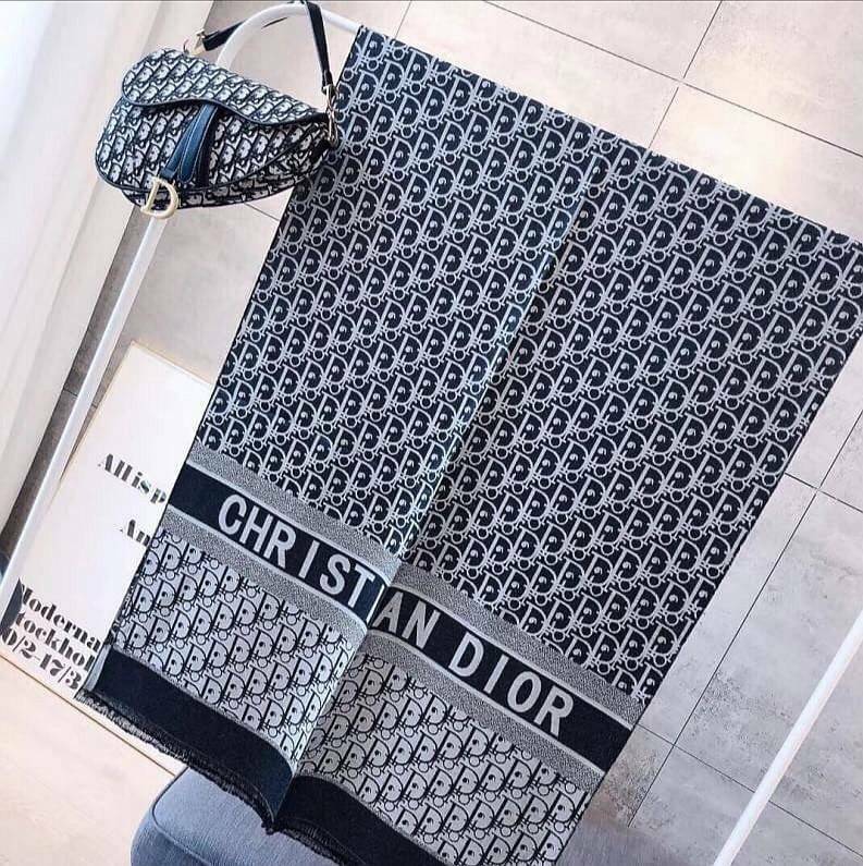 มาตามคำเรียกร้อง! พร้อมส่ง! CHRISTIAN DIOR LOGO MONOGRAM PRINTED SILK SCARF (LARGE) ผ้าพันคอผ้าคลุมไหล่ผืนใหญ่ลายโลโก้โมโนแกรมสวยหรูสุดคลาสสิค วัสดุผ้าไหมอย่างดี เนื้อนิ่ม ทิ้งตัว มีน้ำหนัก เนื้อผ้าดีมากๆๆค่ะไม่หนาจนเกินไปทำให้สามารถใช้ได้ในทุกสภาพอากาศ จ