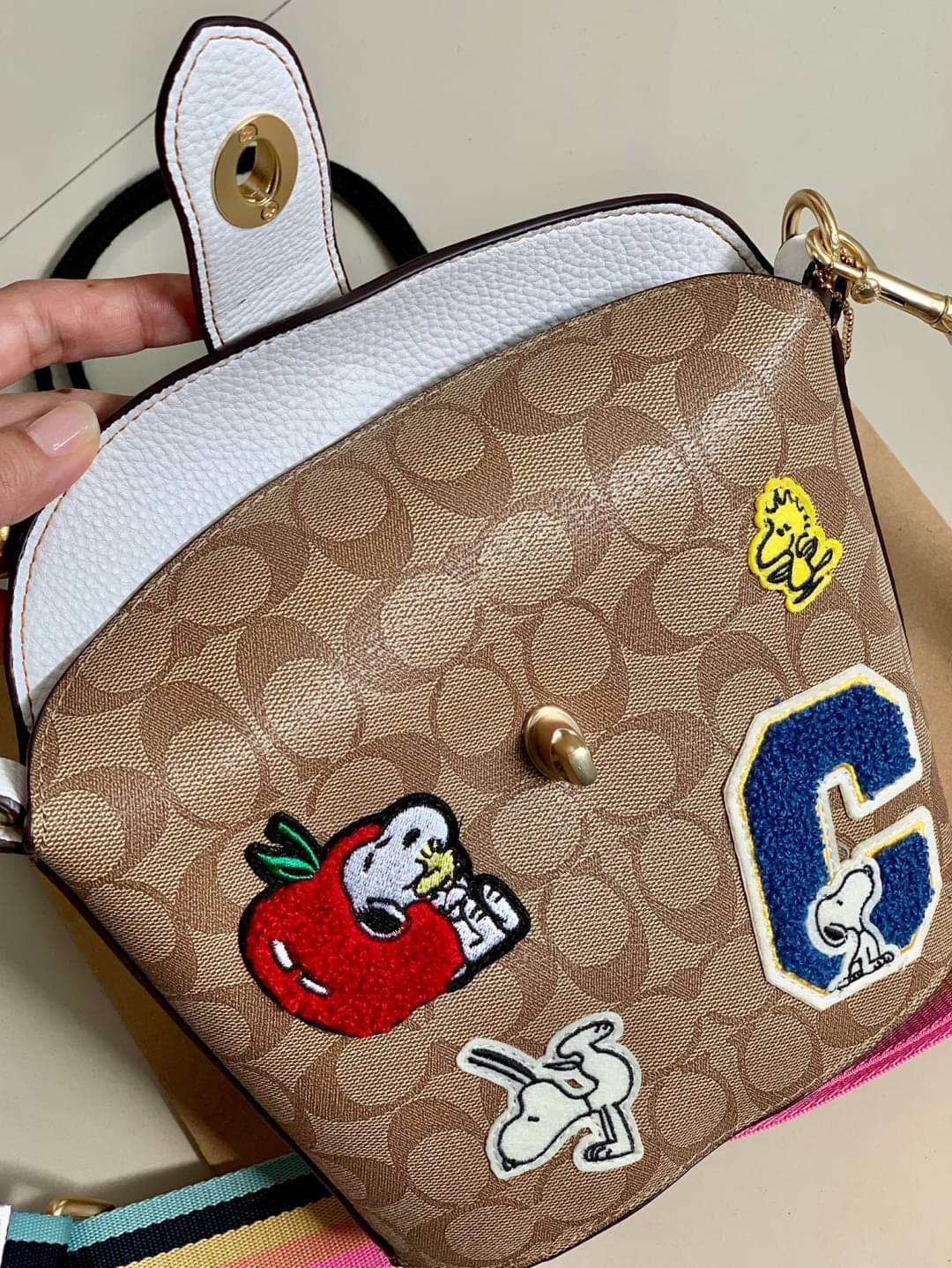 COACH C4113 - COACH X PEANUTS ADDIE CROSSBODY IN SIGNATURE CANVAS WITH VARSITY PATCHES พร้อมส่งทันที่! ลิมิเตทจาก Coach x Peanuts ที่รังสรรค์ลวดลายการ์ตูนลงบนกระเป๋าได้ซุกซนน่ารักดีมากๆค่ะ