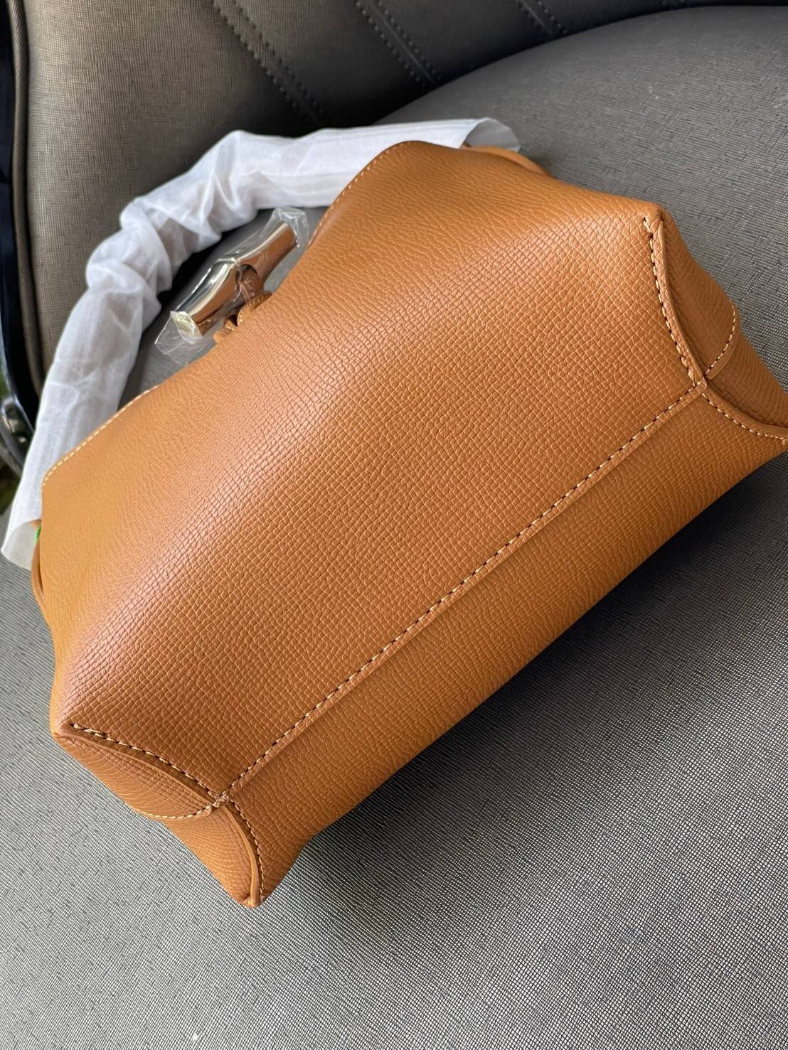 Longchamp ROSEAU Sac porté épaule XS กระเป๋าสะพายไหล่ซึ่งเป็นหนึ่งในแฟชั่นไอเทมที่สาว ๆ ส่วนใหญ่จะต้องมีไว้ใช้งานกันอย่างน้อยคนละหนึ่งใบแน่นอน ใช้งานสะดวก คล่องตัว ทั้งยังมีดีไซน์ให้เลือกหลากหลายตั้งแต่แบบหรูหรา น่ารักสดใส ไปจนถึงเรียบโก้ ให้คุณเลือกหยิบม