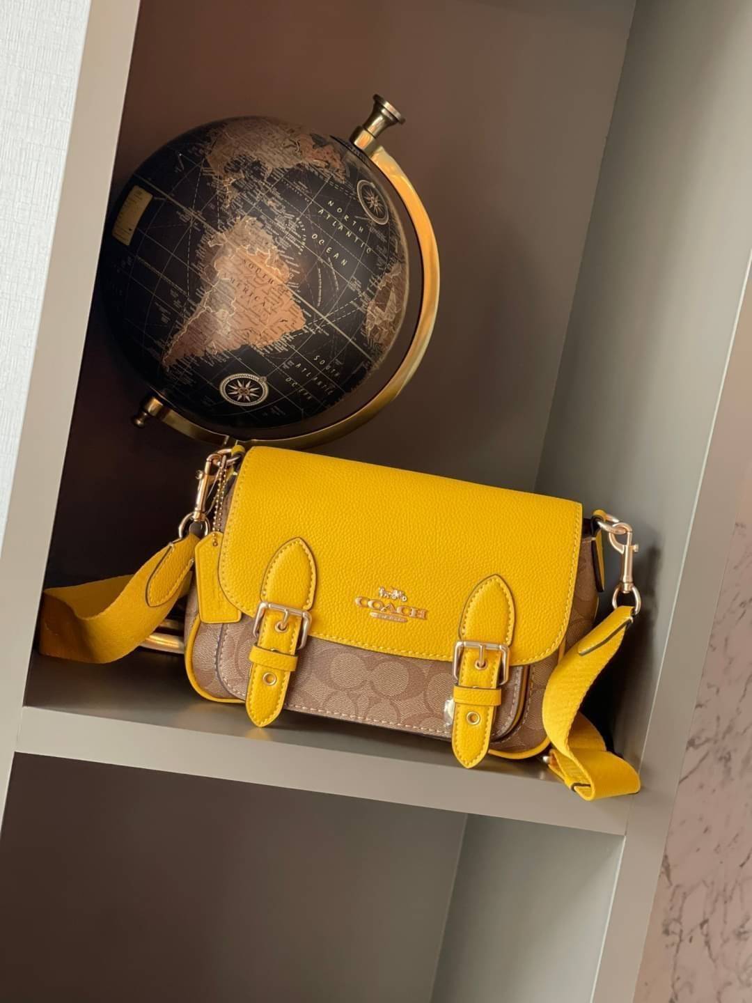COACH Lucy Crossbody กระเป๋าใบนี้ขนาดกะทัดรัดกำลังดี เพียงพอสำหรับใส่ของจำเป็นที่ต้องการพกติดตัว ที่สำคัญใช้งานง่ายสามารถหยิบของได้สะดวกรวดเร็ว วัสดุผ้าใบเคลือบซิกเนเจอร์และหนังกรวดละเอียด ด้านในมีซิปและกระเป๋าอเนกประสงค์ ปิดสแน็ปอิน กระเป๋าแบบเปิดด้านนอก