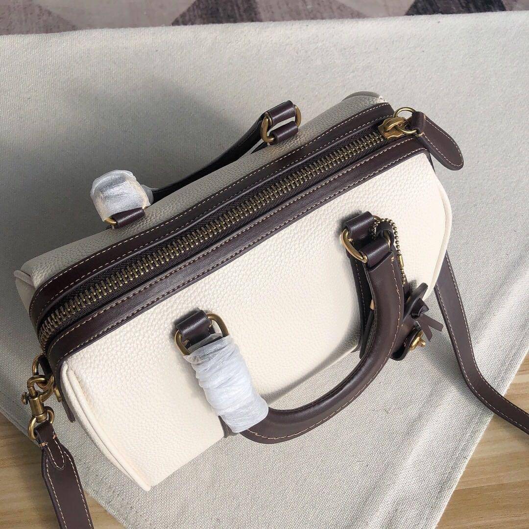 Coach ruby satchel 25 in colorblock C8530 / Coach Boston pillow bag ใหม่ก่อนใคร ไม่ต้องรอพรี! กับกระเป๋าทรงหมอนดีไซน์ใหม่ เพิ่มดีเทลความหรู มาพร้อมหูจับในตัว และสายสะพายครอสสีเข้ากับตัวกระเป๋า ภายในโล่งกว้าง ใส่ของได้สบายๆ จุได้แบบเน้นๆ ใบจริงมีเสน่ห์ดึงด