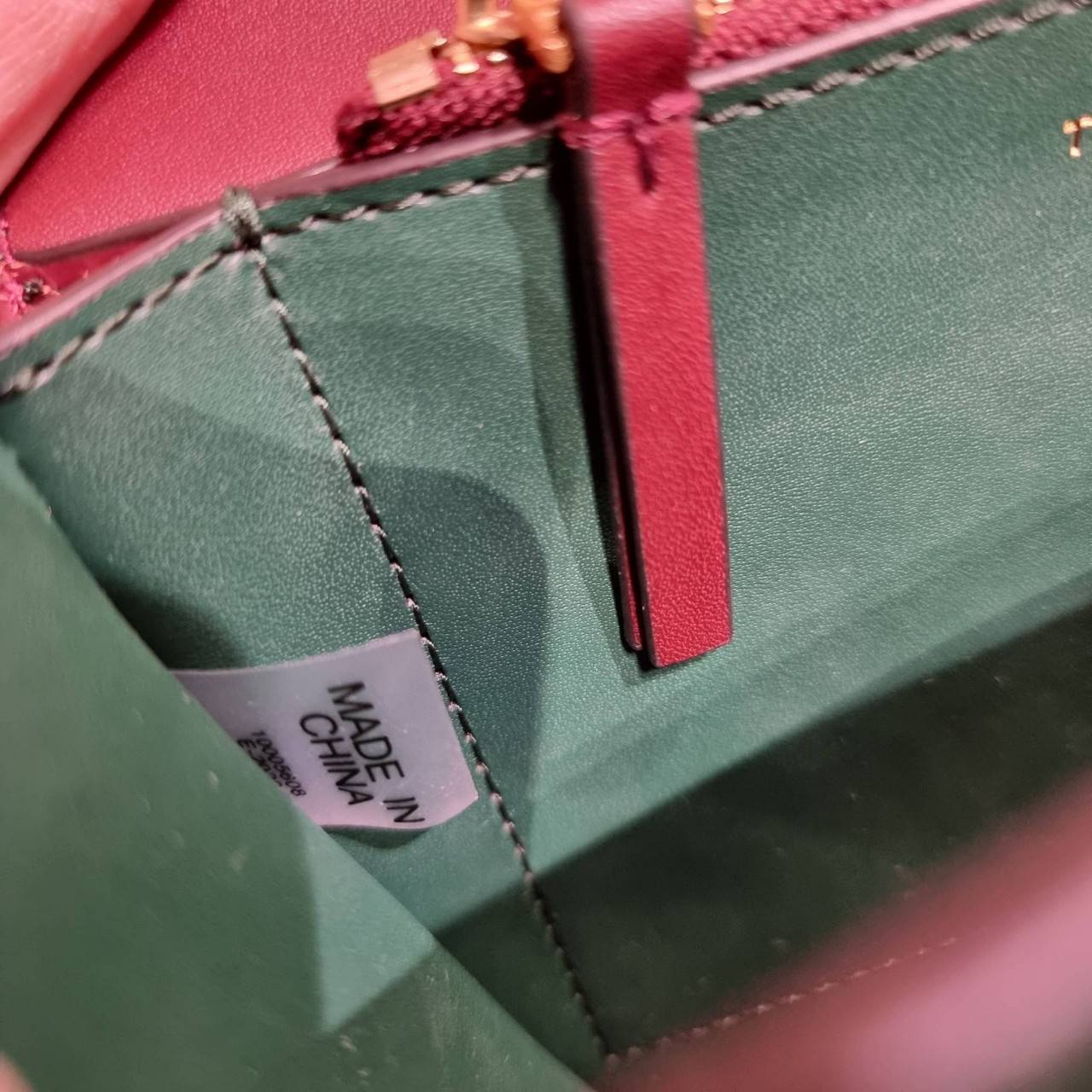 TORY BURCH ELEANOR SMALL CONVERTIBLE SHOULDER BAG ฮอตไอเท็ม รุ่นนี้ขายดีขายหมด คัมแบค!! สวยหรู คุณหนู ผู้ดี!! หายากมากที่สุด!! กระเป๋าสะพายข้าง ดีไซน์อยู่ทรง ขนาดกำลังสะดวกใช้สำหรับสาว วัสดุหนังแท้เต็มใบ สีทูโทน เปิด-ปิดด้วยแถบแม่เหล็ก ภายในแบ่งสัดส่วนได้