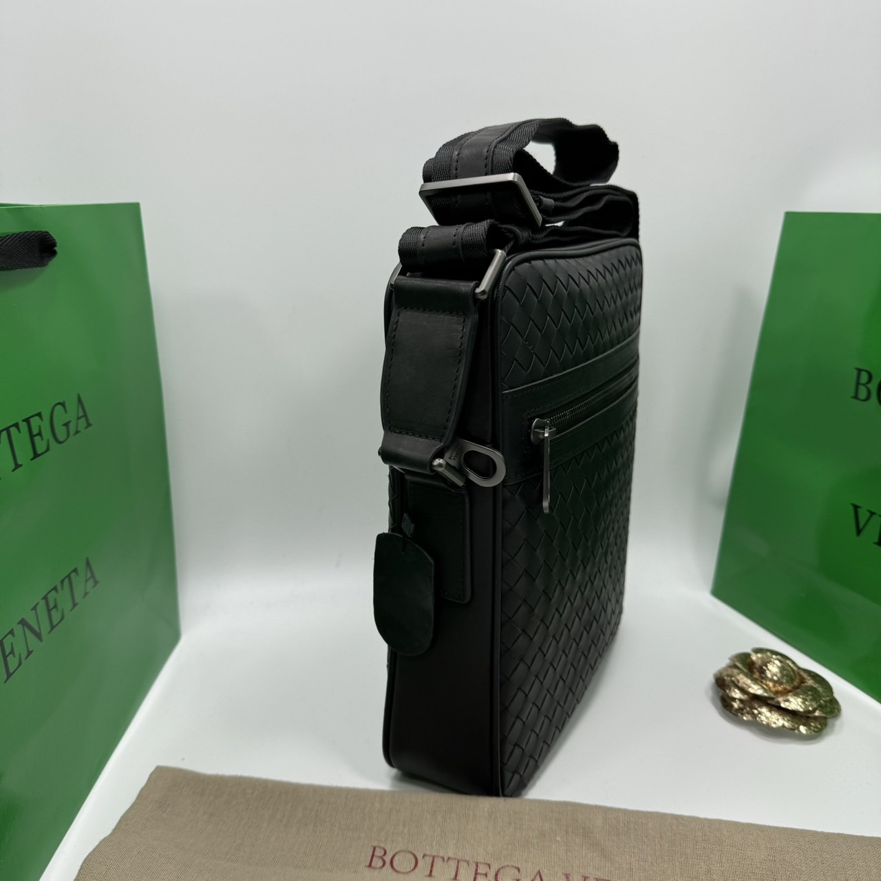 BOTTEGA Messenger Bag กระเป๋าสะพายเมสเซนเจอร์ ดีไซส์สานเป็นเอกลักษณ์ everyday look เอาใจหนุ่มๆ สวยเท่คลาสสิก เกรดออริ 1:1 ใช้งานต่างประเทศได้