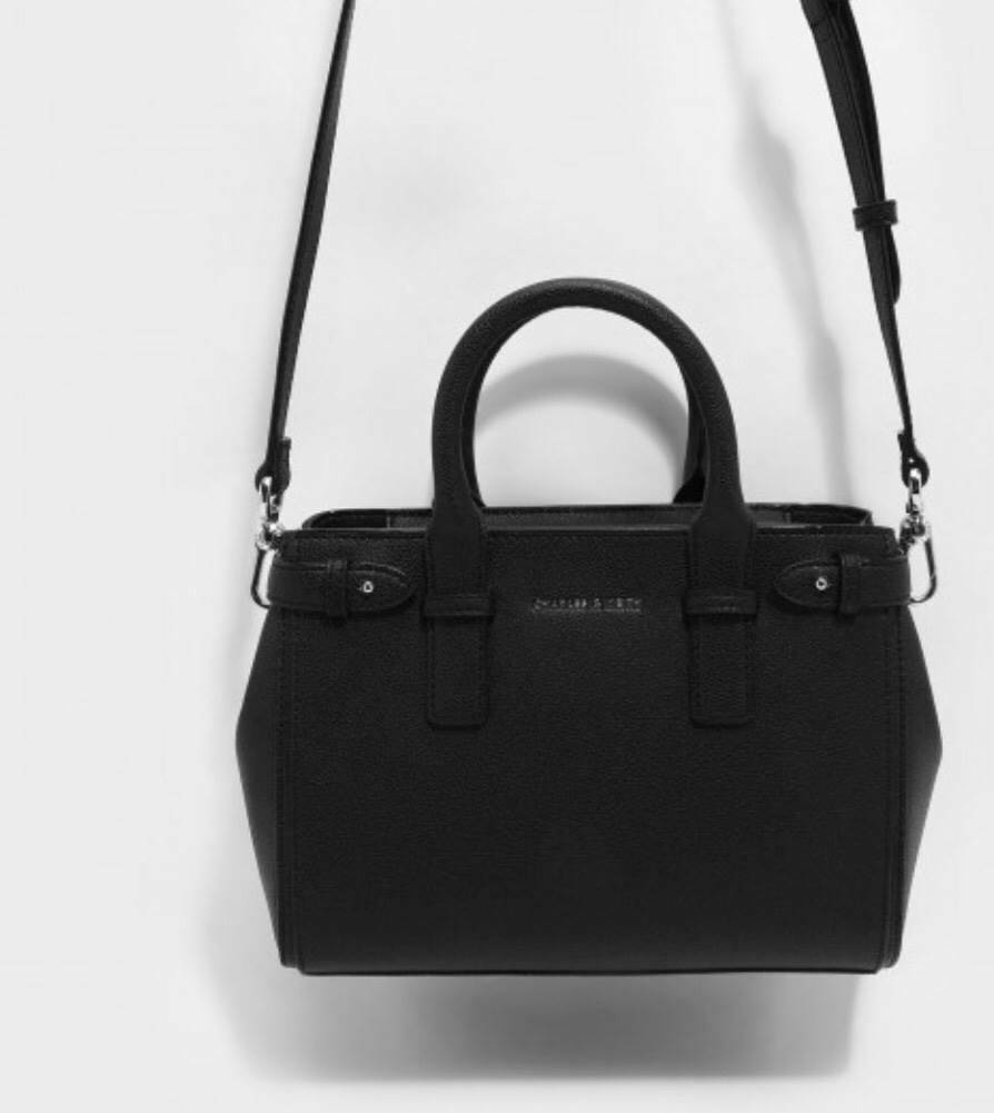 CHARLES & KEITH BASIC TOP HANDLE BAG กระเป๋าถือหรือสะพายรุ่นใหม่ชน shop ดีไซน์สวย อยู่ทรง ขนาดกำลังดี น้ำหนักเบา ด้านหน้าประดับโลโก้แบรนด์ เปิดปิดด้วยซิปสะดวกใช้ ด้านข้างมีสายรัดปรับทรงกระเป๋าค่ะ ภายในมีช่องซิป ใส่กระป๋าสตางค์ใบยาว mini iPad ได้ค่ะ มีหมุด
