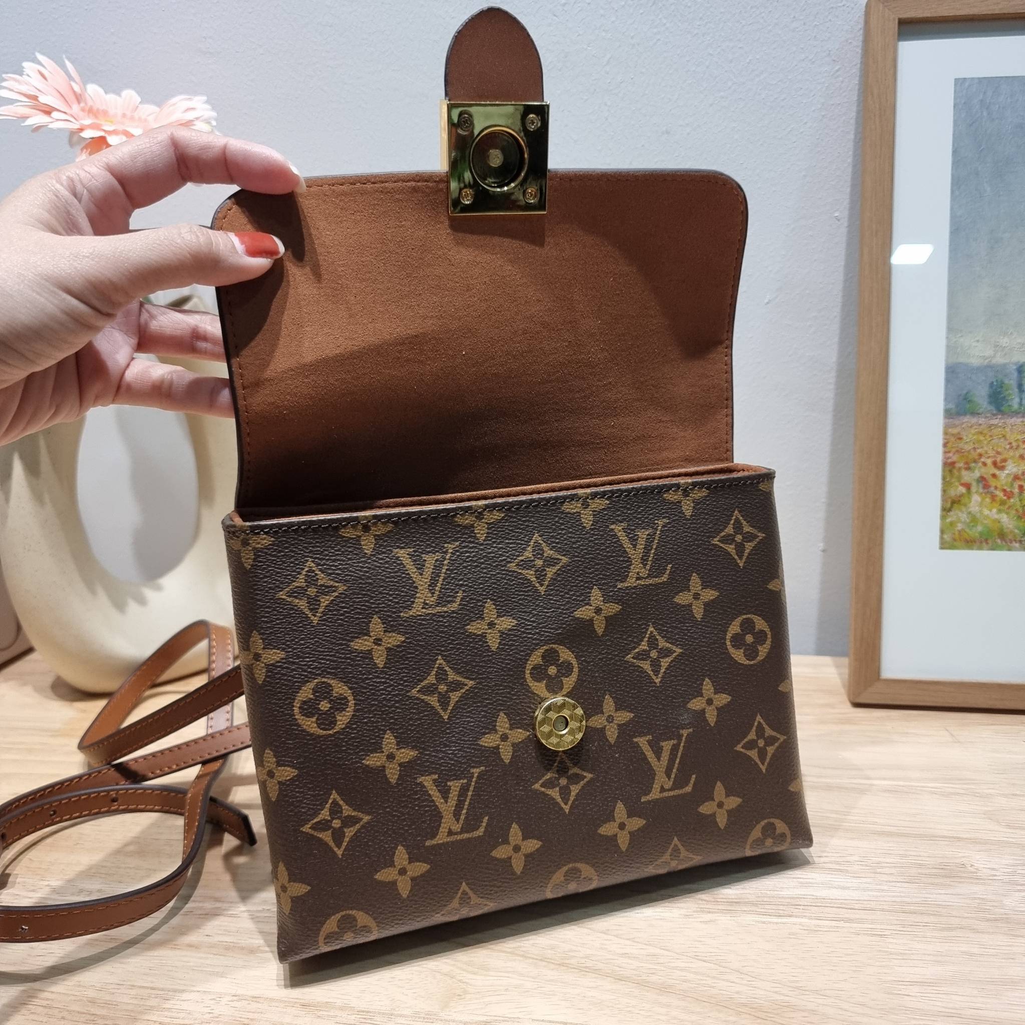 LV LOCKY BB MONOGRAM กระเป๋าสะพายข้าง ดีไซน์หรู ใหม่ล่าสุด สวยถึงบ้านได้ก่อนใคร มีใช้เลิศๆทันปีใหม่แน่นอน คุ้มที่สุด โดดเด่นด้วยอะไหล่ดัมมี่รูปกุญแจสีทอง