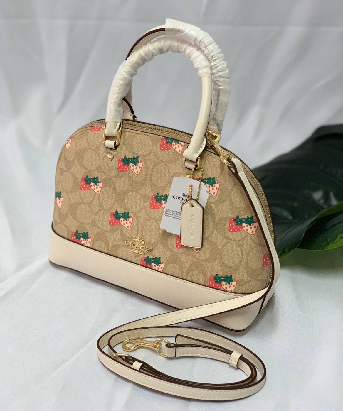 COACH MINI SIERRA SATCHEL IN SIGNATURE WITH STRAWBERRY PRINT (COACH 91514) กระเป๋าทรงโดม สุดฮิต วัสดุ pvc อย่างดีค่ะ 🔺จุดเด่นมีรูปสตรอเบอร์รี่น่ารักๆทั้งใบค่ะ เปิดปิดกระเป๋าแบบซิป ภายในกระเป๋ากว้าง ใส่กระเป๋าเงินใบยาวได้;ของจำเป็นของสาวๆได้ครบค่ะ 
