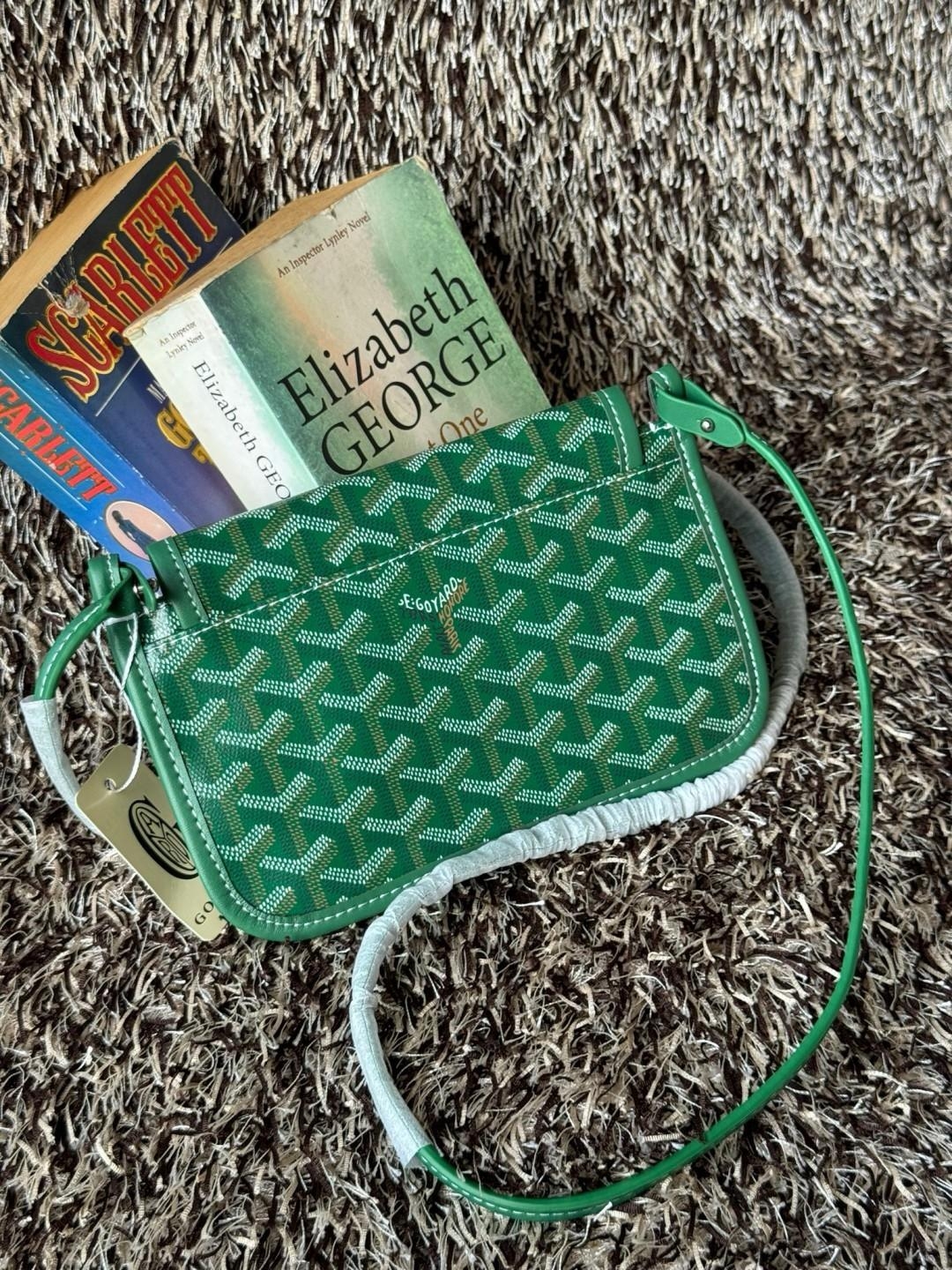 Goyard Plumet Rocket Wallet กระเป๋าสะพายใบเล็กกะทัดรัด ดีไซน์กระเป๋าสตางค์ มีช่องเพียงพอสำหรับใส่ธนบัตร เงินสด เอกสารต่าง ๆ