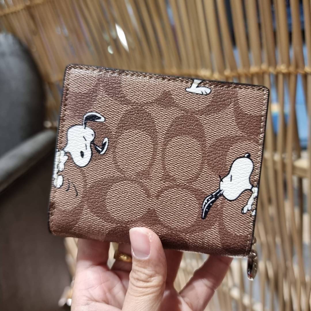 C4591 C4592 COACH COACH x PEANUTS SNAP WALLET IN SIGNATURE CANVAS WITH SNOOPY PRINT / WITH WOODSTOCK PRINT กระเป๋าสตางค์ใบเล็ก ขนาดกำลังเหมาะ ดีไซน์น่ารักอีกแล้วจ้า ♥️ มันน่ารักน่าใช้มาก โดดเด่นด้วยลายคอลเลคชั่นยอดฮิต วัสดุหนังแคนวาสเคลือบลาย เปิด-