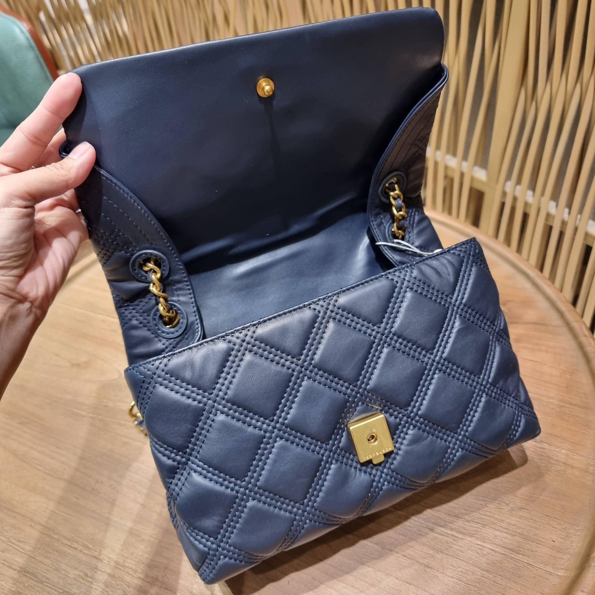 TORY BURCH FLEMING SOFT CONVERTIBLE SHOULDER BAG รุ่นหายากที่สาวๆตามหา มาพร้อมเสิร์ฟความสวยถึงบ้านไปเลยจ้า รอบนี้คัดสีสวยๆมาให้ได้ช้อปกันอย่างจุใจไปเลย กระเป๋าสะพายไหล่ หนังแท้นิ่มเต็มใบ สวยหรูดูแพง เปิด-ปิดด้วยตัวกดล็อคแน่นหนา สายสะพายในตัวปรับใช้ได้ 2 แ