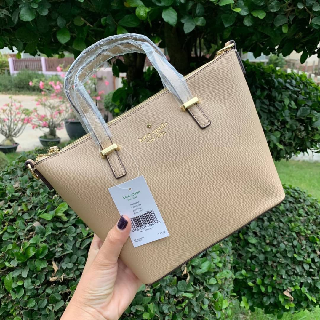 ของแท้ 💯% Kate Spade New York Cross Body Bag กระเป๋าถือหรือสะพาย หนัง Saffiano ภายในมีช่องซิปและช่องเล็ก มีหมุดรองฐานกันรอย 4 มุม อะไหล่ทองทั้งใบ ขนาดกำลังดี ใส่กระเป๋าสตางค์ยาวได้ค่ะ