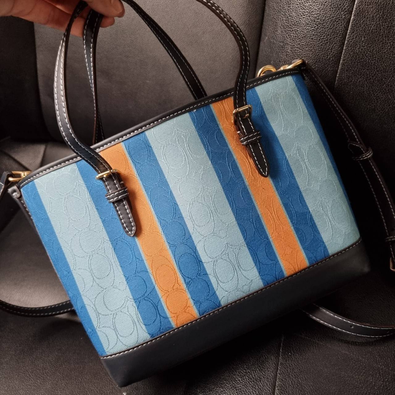 COACH C4086 MOLLIE TOTE 25 IN SIGNATURE JACQUARD WITH STRIPES แจกความสดใสด้วยลุคคัลเลอร์ฟูล กระเป๋าทรงโท้ท มินิไซส์ ตกแต่งลายเอกลักษณ์ถักทออยู่บนผ้า jacquard ตัดกับลายเส้นสีสันสวยงาม ลงตัวไม่ซ้ำใคร ภายในเป็นช่องโล่ง มีช่องซิปกลางใส่ของได้ ขนาดกำลังดีแบบใส