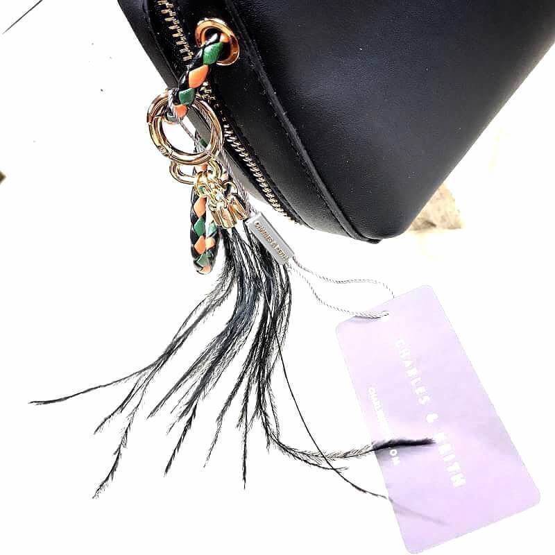 อีกครั้งตามคำเรียกร้อง! CHARLES & KEITH DUO-ZIP SLING BAG กระเป๋าสะพายรุ่นชนช็อปหนังสวยอยู่ทรง ด้านหน้าปั๊มโลโก้แบรนด์ประดับพู่ฟรุ้งฟริ้งดูมีดีเทลโดดเด่นที่สายสะพายยาวลวดลายสุดชิค เปิดปิดด้วยซิปหัวซิปปั้มโลโก้ ภายในมีช่องใส่ iphone7+และของจุกจิกได้เยอะ ถื