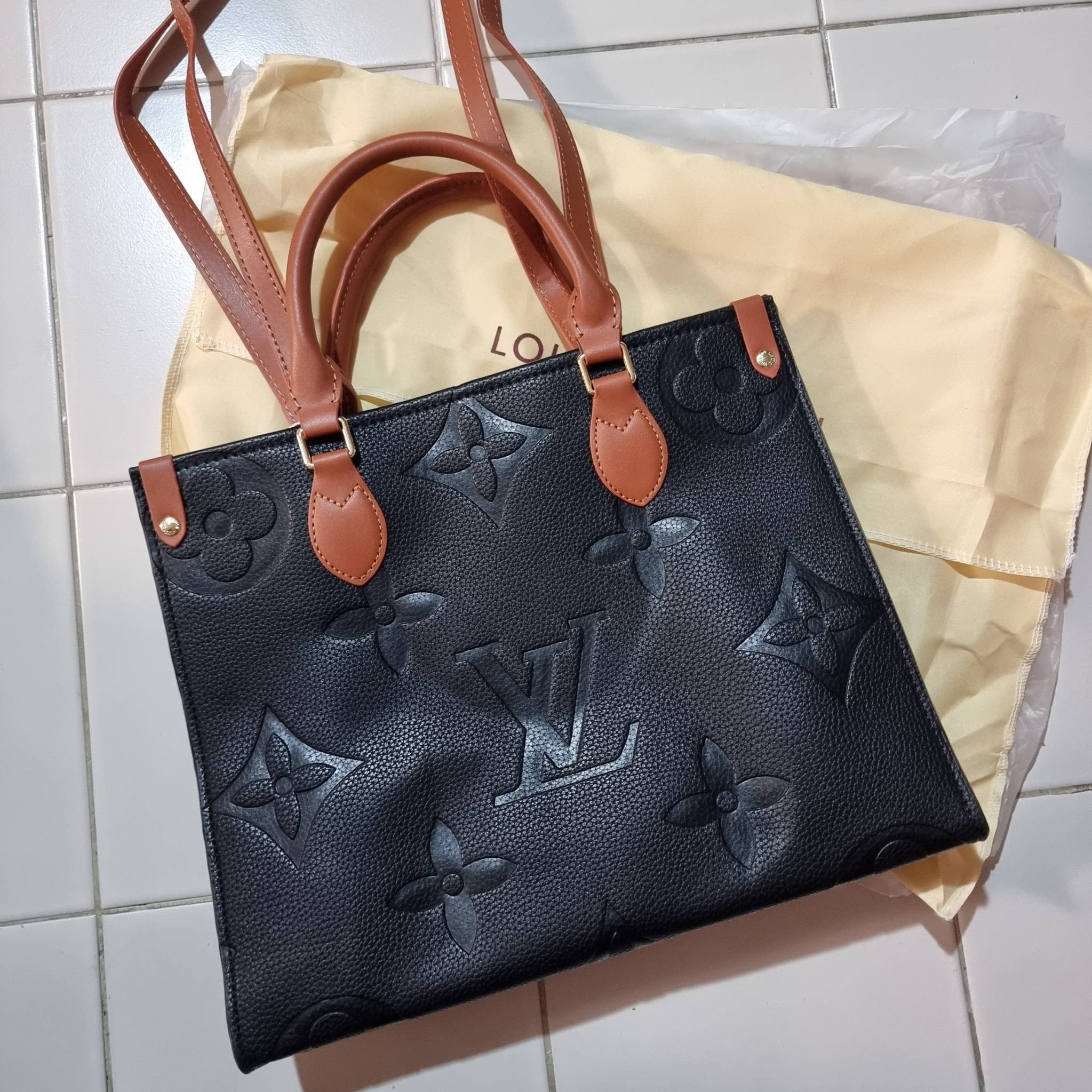 LV crossbody tote bag / LV Shopping Bag ดีไซน์สวยคม สมราคา ดูแพงไปอีก ด้วยดีเทลลายของหนัง crossgrain กระเป๋าทรงโท้ทคลาสสิค ผู้ดียืนหนึ่ง โทนสีใช้งานง่าย แมทช์ได้ทุกลุค มาพร้อมหูจับในตัว แบบหูหิ้ว และหูยาวสำหรับสะพายไหล่ เก๋มาก ชิคมาก ภายในโล่งกว้างมาก มีอ