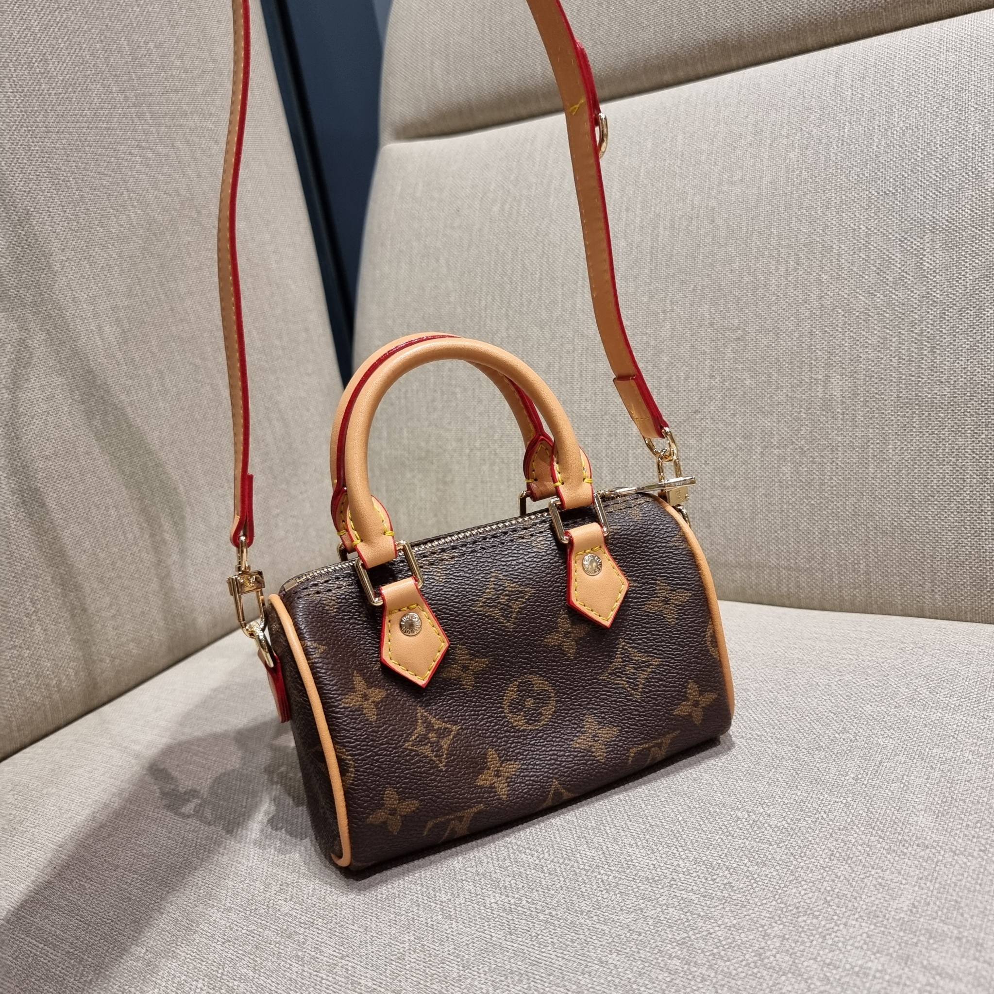 LV TRIO MINI ICONES ใหม่ล่าสุด น่ารักน่าใช้ ที่รวบรวมรุ่นสุดยอดที่เป็นดั่งไอคอนนิค ให้ทุกคนได้สะสมครบคอลเลคชั่น ในไซส์มินิ วัสดุหนังแคนวาสทุกใบ มีสายสะพายข้างให้ เกี่ยวทุกใบรวมสะพายทีเดียว หรือแยกใช้วันแบบ วันละสไตล์ สลับได้ไม่มีเบื่อ มาพร้อม box set ครบ 