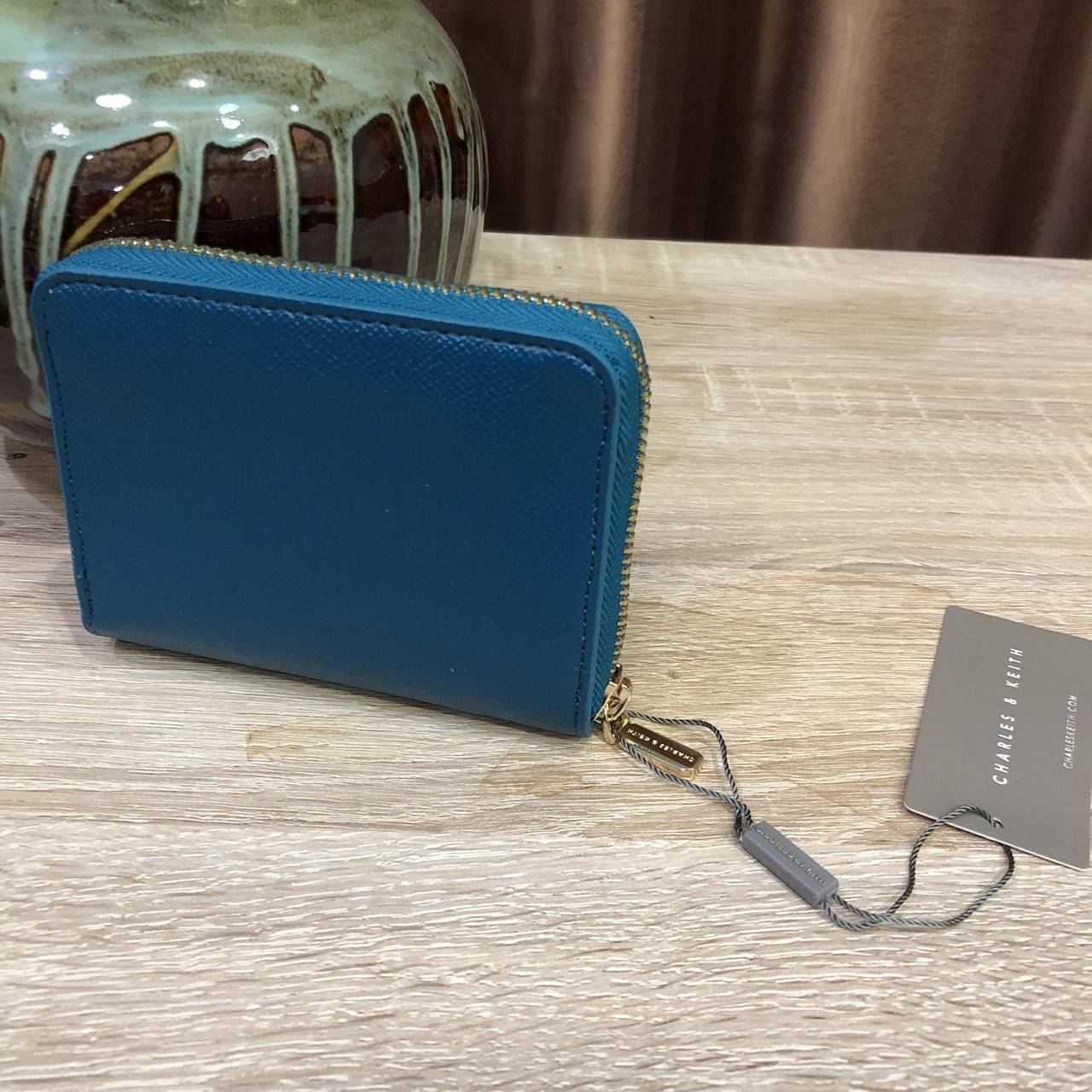 สีใหม่เข้าเพิ่มค่ะ! CHARLES & KEITH SHORT WALLET กระเป๋าสตางค์สั้นซิปรอบรุ่นใหม่ล่าสุดหนังคาเวียร์สวยหรูอยู่ทรงสไตล์PRADA ด้านหน้าประดับโลโก้แบรนด์ ภายในมีช่องใส่รูป ช่องซิปใส่เหรียญ และช่องใส่บัตรหลายช่อง สามารถใส่แบงก์พัน ธนบัตร เหรียญ ได้เหมือนกระเป๋าใ