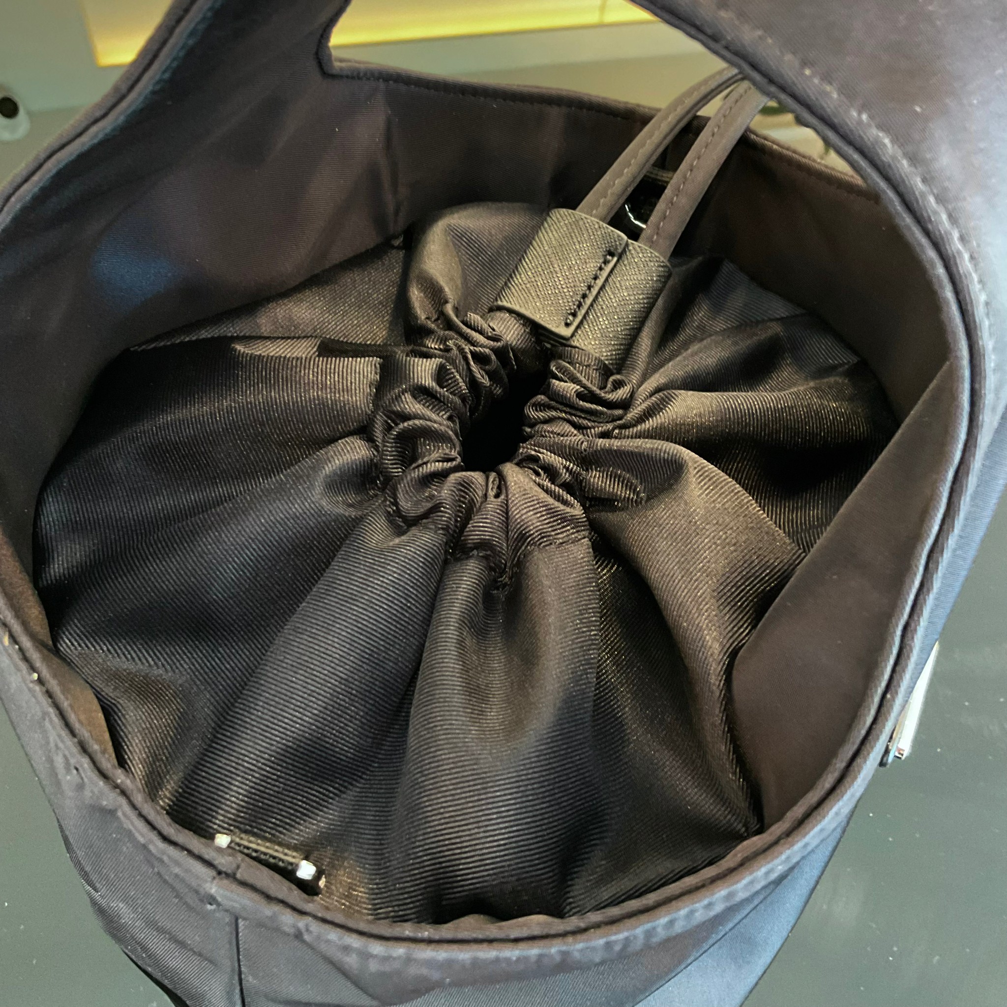 PRADA Tote Bucket Bag 2022 รุ่นใหม่พร้อมส่ง กระเป๋าทรง Handbag & Crossbody แบรนด์ Prada อีกรุ่นที่ขนาดกำลังน่ารัก ตัวกระเป๋าตั้งอยู่ทรงสวย กันน้ำ ด้านหน้าประดับโลโก้ อะไหล่เงิน สวยหรูเว่อร์วัง