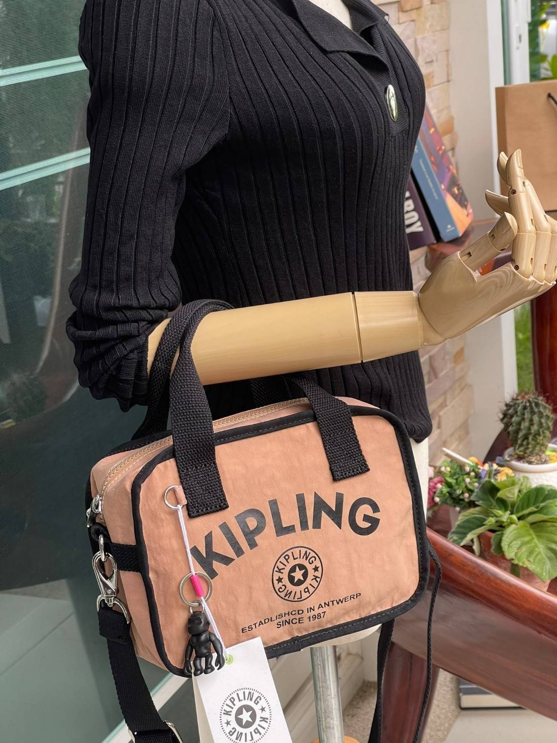 Kipling Kirsty Small Handbag (KI6275) กระเป๋าถือหรือสะพายทรงcrossbody จากคอลเลคชั่นใหม่ล่าสุด ที่เน้นฟังก์ชั่นแบบไม่ซับซ้อน สีสันเรัยบง่ายเข้าได้กับสีเสื้อผ้าได้ดี สามารถใส่ของที่จำเป็นสำหรับผู้หญิงได้แทบทุกอย่างไม่ว่าจะเป็น มือถือ กระเป๋าสตางค์หรือเครื่อ