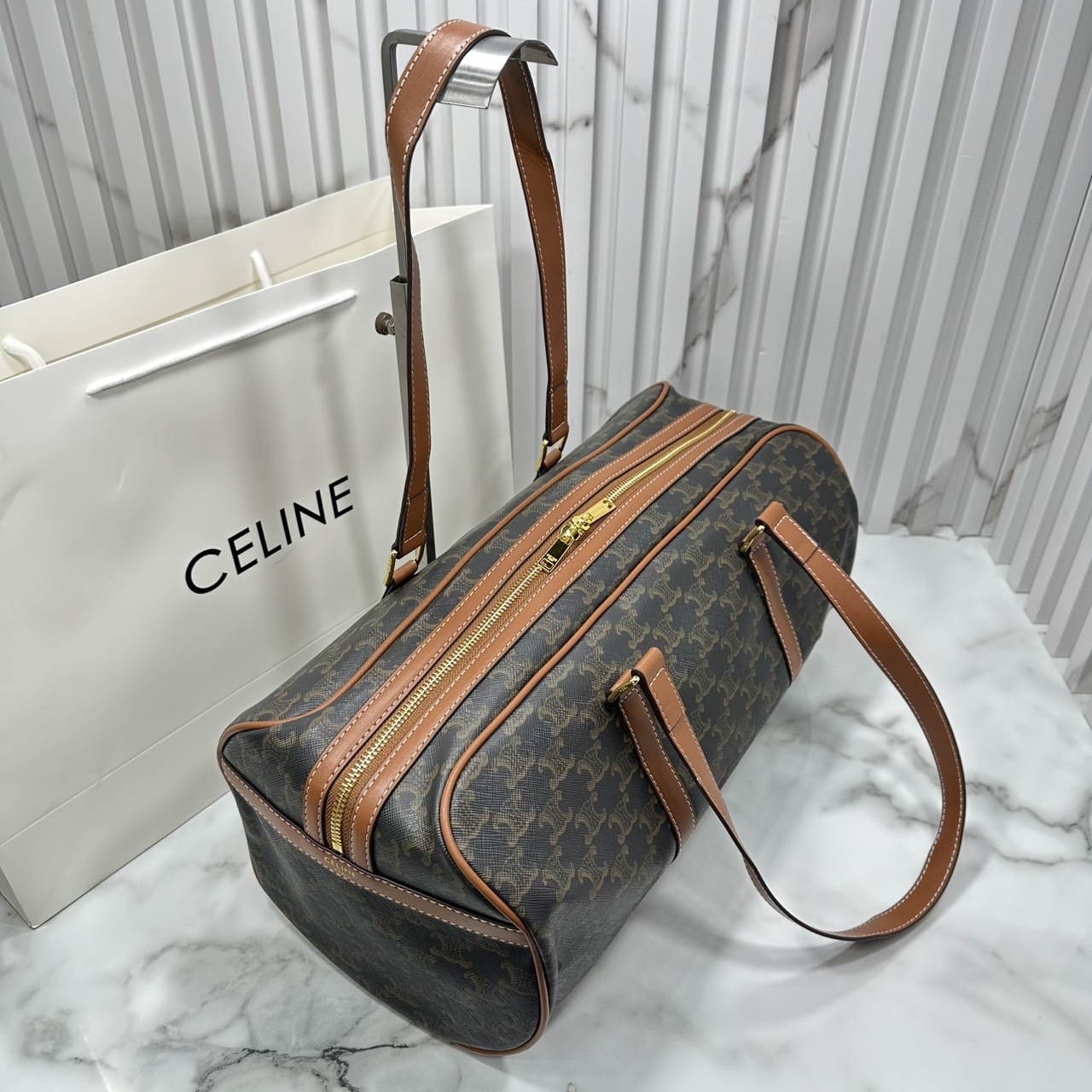 ORI หนังแท้ | CELINE GYM bag in Triomphe สายออกกำลังกายแบบติดแกรมต้องไม่พลาดใบนี้ค่ะ กับกระเป๋าทรง keepall มาในรูปทรงใหม่สปอร์ตเท่คูล ใบใหญ่ทรงเรียวไม่เทอะทะ เหมาะสำหรับใส่ของไป Gym หรือ Short Vocation ก็เหมาะมากๆ