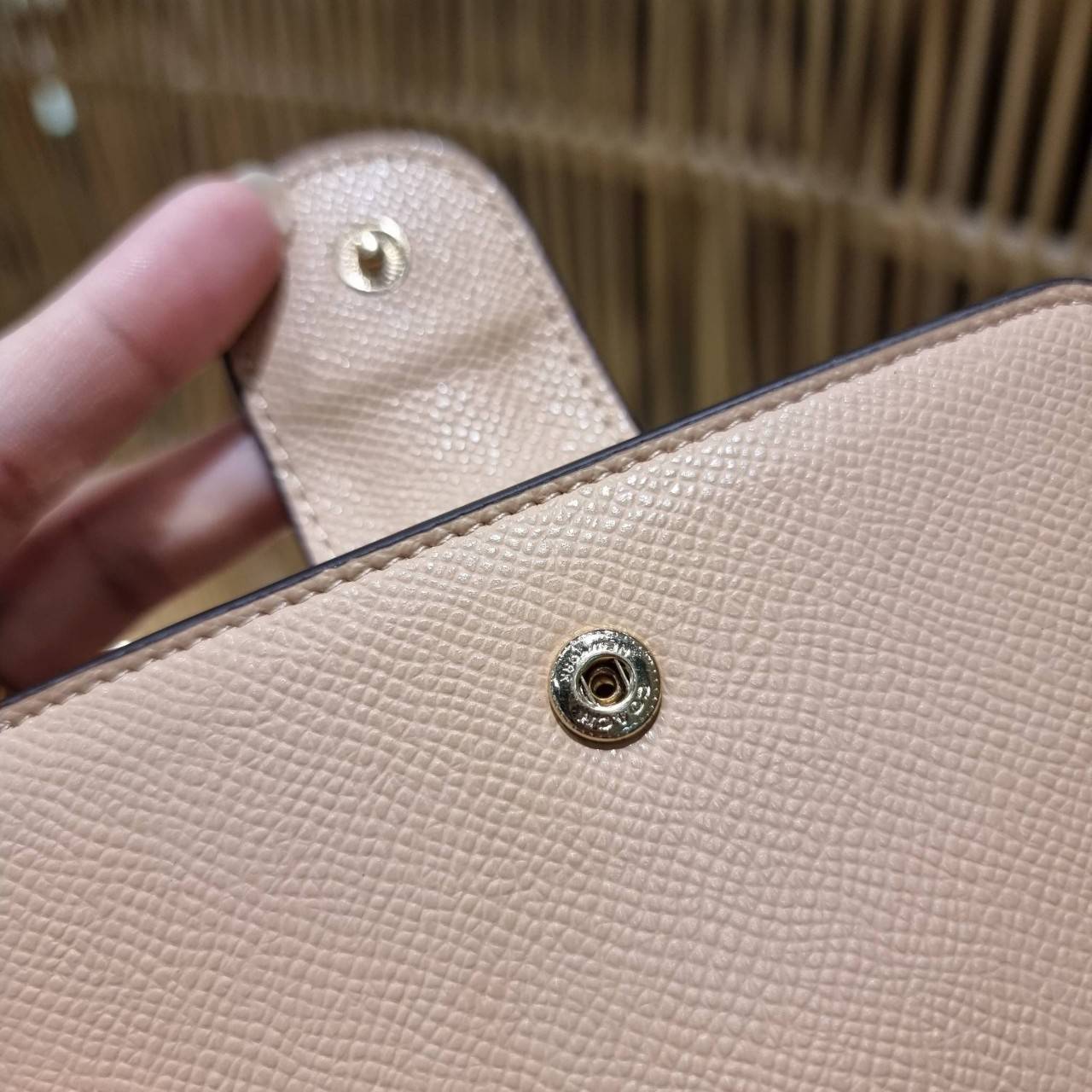 COACH 6390 MEDIUM CORNER ZIP WALLET เดอะเบสท์รุ่นที่สาวๆตามหา!! ดีไซน์ใหม่ สวยสะกด!! กระเป๋าสตางค์ใบกลาง สีคลาสสิค เรียบแต่แฝงความหรู บอกเลยว่ามันละมุนมาก!! ด้วยวัสดุหนัง crossgrain ที่ดูแลรักษาง่าย และยังดูผู้ดี ถือใช้แล้วขับผิวทุกสี ภายในมีช่องใส่บัตรแล