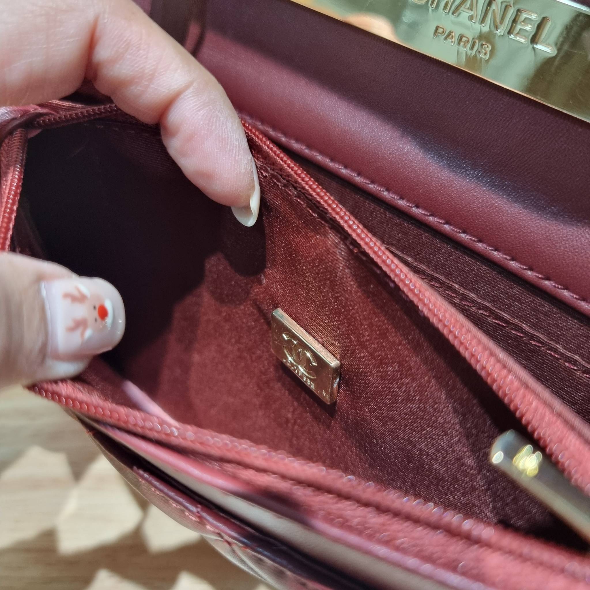 CHANEL woc with top handle black / CHANEL WALLET ON CHAIN กระเป๋าสะพายข้างไซส์กำลังดี สวยหรู ดีไซน์คลาสสิคผสานกิมมิคประจำแบรนด์ ทำให้ไอเท็มนี้เพิ่มมูลค่าขึ้นไปอีก สร้างสรรค์ตัวกระเป๋าด้วยหนังแกะ สัมผัสสบายมือ ใช้งานสะดวกด้วยกระดุมแม่เหล็ก ภายในกระเป๋าแบ่ง