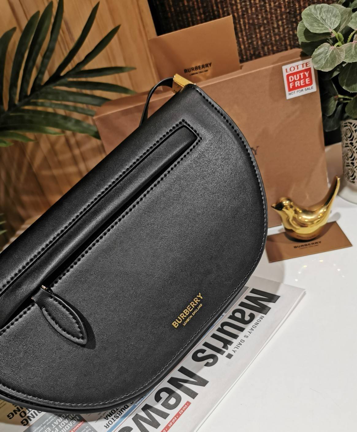 BURBERRY FRAGRANCES HALFMOON BAG VIP GIFT WITH PURCHASE (GWP) กระเป๋าสะพายพรีเมี่ยมกิ๊ฟ Limited Edition รุ่นใหม่จากน้ำหอม BURBERRY DUTY FREE วัสดุหนังแท้ CalfSkin ดีไซน์สวยหรูอยู่ทรงมีโลโก้แบรนด์และช่องซิปด้านหน้า ด้านหลังมีช่องใส่ของ เปิดปิดด้วยฝาปิดแม่เ