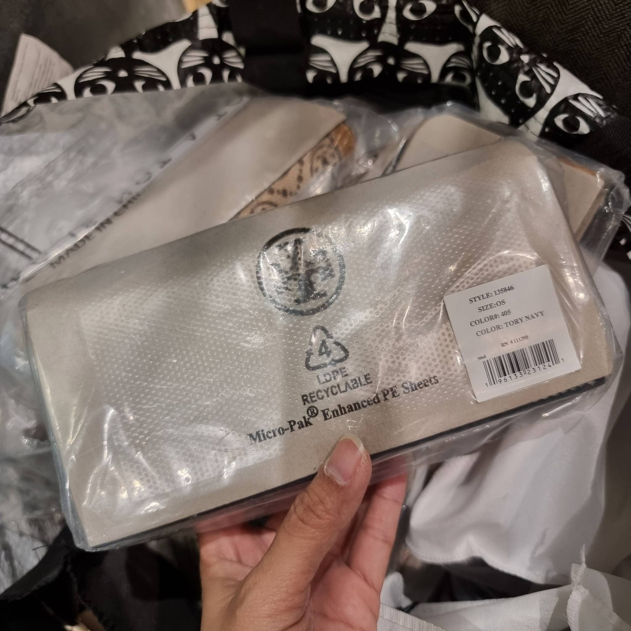 TORY BURCH T MONOGRAM JACQUARD CROSSBODY WALLET best seller ของคอลเลคชั่นนี้ ต้องไม่พลาด กับกระเป๋าสะพายกึ่งกระเป๋าสตางค์ ที่ช่วยให้ชีวิตง่ายขึ้น วัสดุผ้า jacquard ตัดสลับหนังแท้ เปิด-ปิดแบบฝาปิดแม่เหล็ก ภายในใส่ธนบัตรได้ มีช่องใส่บัตร และยังมีช่องซิปอีกด