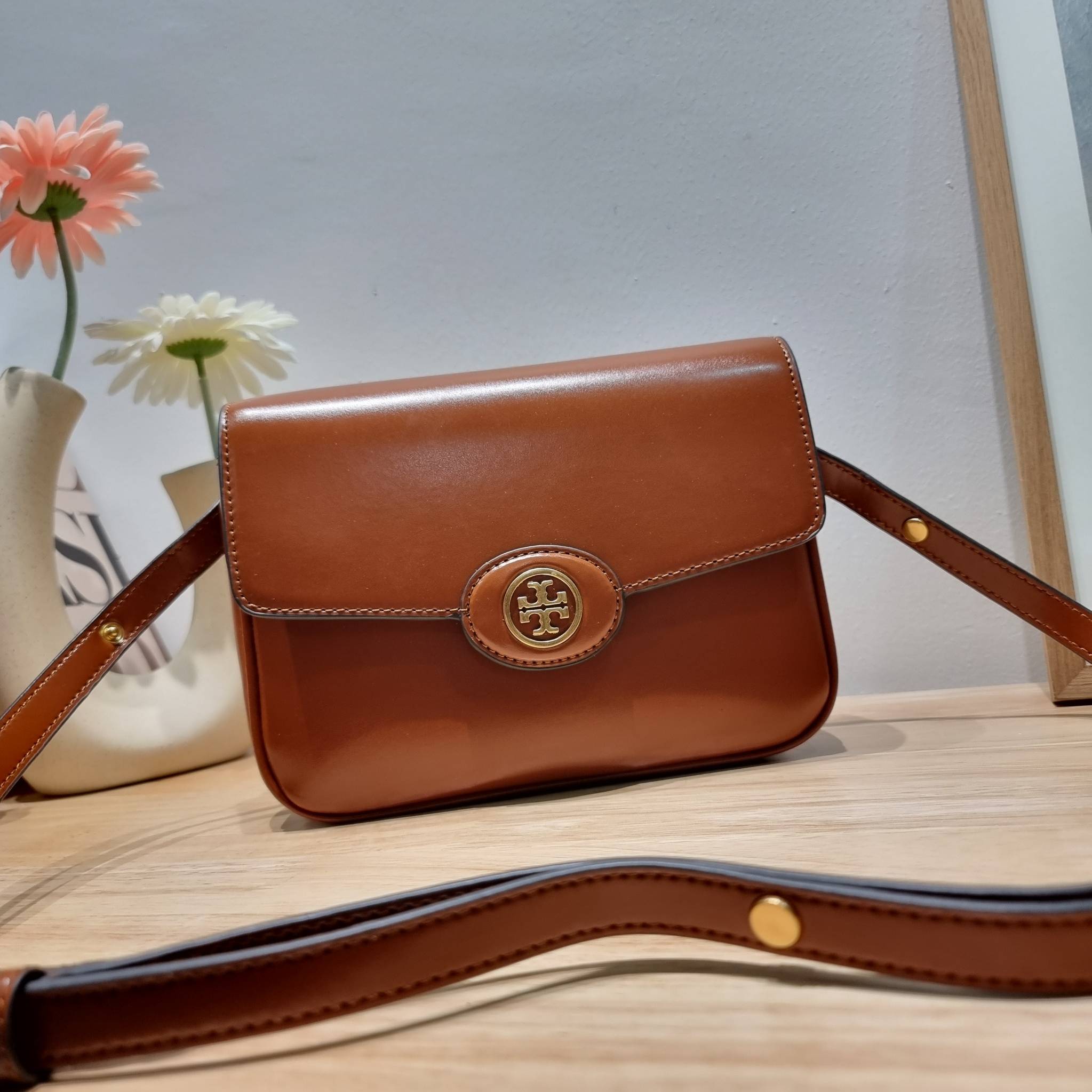 TORY BURCH ROBINSON SPAZZOLATO CONVERTIBLE SHOULDER BAG คอลเลคชั่นใหม่ สวยก่อนใคร ในราคาสุดคุ้ม! กับกระเป๋าสะพายไหล่ ดีไซน์สุดหรู หนังแก้วเงาสวยคม สีผู้ดี รูปทรงใช้งานได้ทุกลุค
