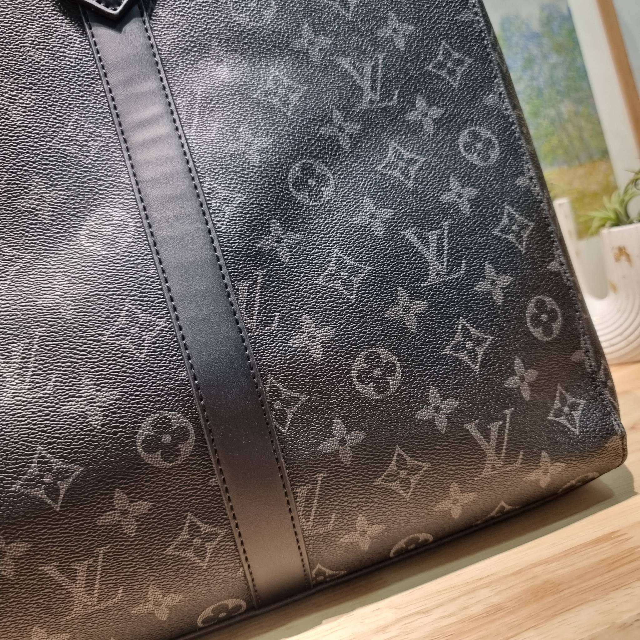 LV Sac Plat 24H Monogram Eclipse Canvas / LV CARRYALL TOTE ใหม่รับ summer ฉีกทุกกฏเพราะใช้ได้แบบยูนิเซ็กส์ กับกระเป๋าเดินทางมาในรูปแบบของทรงโท้ท ใบใหญ่ จุได้แบบจุกๆ ดีไซน์ลวดลายคลาสสิค