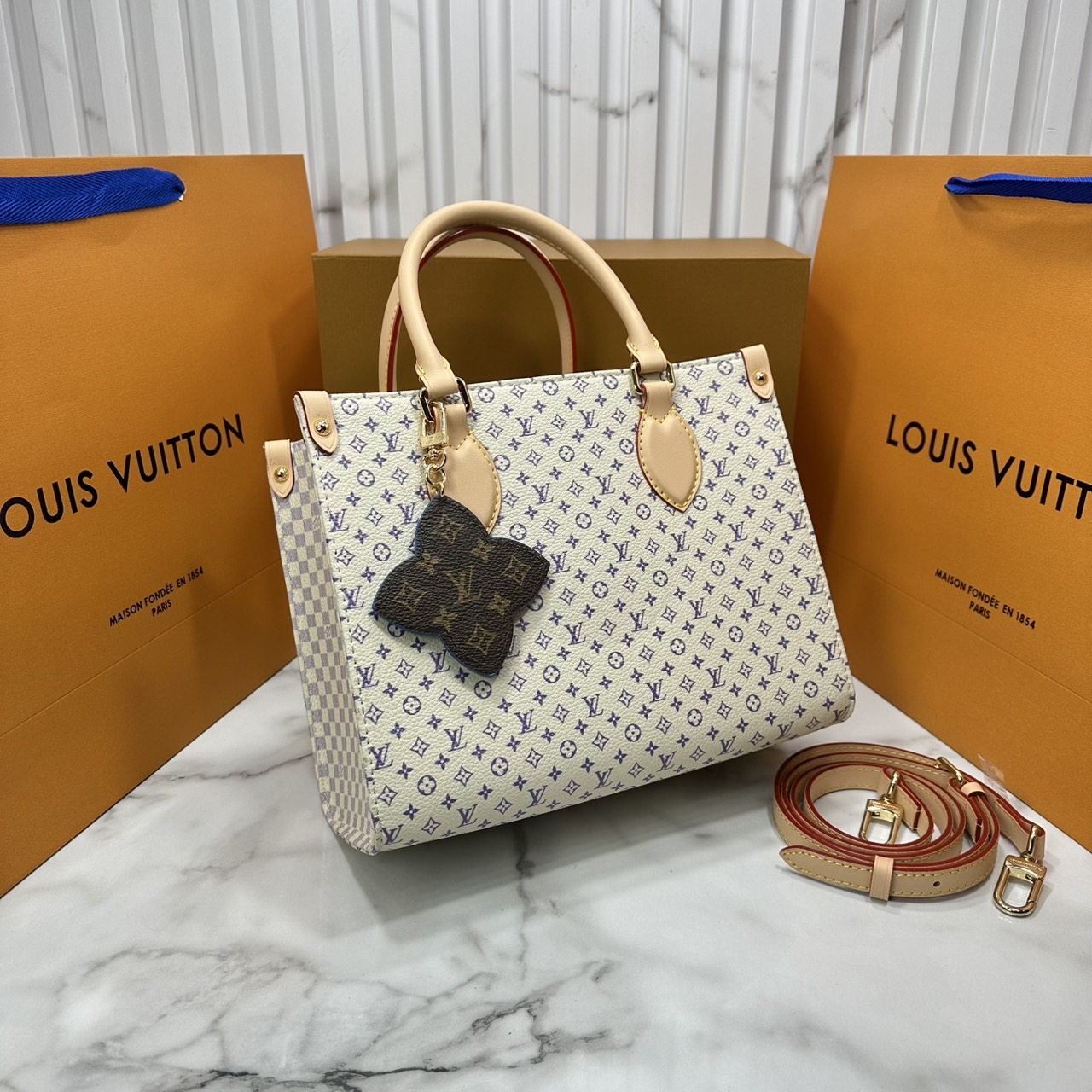 ORI หนังแท้ | LV OnTheGo PM bag Monogram Sand Beige กระเป๋าสะพายทรงโท้ทออนเดอะโก ในคอลเลกชัน LV Romance ยกระดับดีไซน์สำหรับฤดูกาลนี้ด้วยการผสานสัญลักษณ์ไอคอนิกลาย Damier และ Monogram ที่มีเอกลักษณ์ไม่ซ้ำใครของเมซงเข้าด้วยกัน กระเป๋าถือหนังหรูหรา