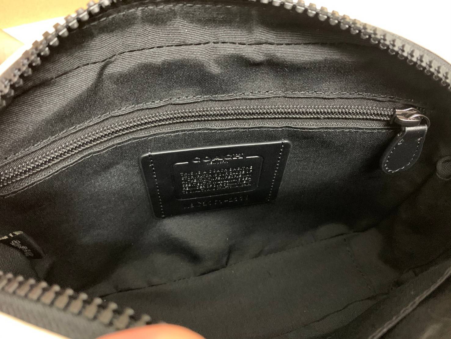 COACH EDGE CROSSBODY IN SIGNATURE CANVAS ((2338//2945)) 🌈สินค้าออกใหม่ พร้อมส่งค่ะ! กระเป๋าสะพายครอสบอดี้ร์ วัสดุหนังแท้ หนังนิ่มอย่างดีค่ะ ด้านหน้ามีช่องซิปซ่อนให้หนึ่งช่อง เปิดปิดช่องหลักแบบซิปคู่ภายในกว้าง ใส่ของได้จุเลยนะคะ มีช่องซิปและช่องเล็