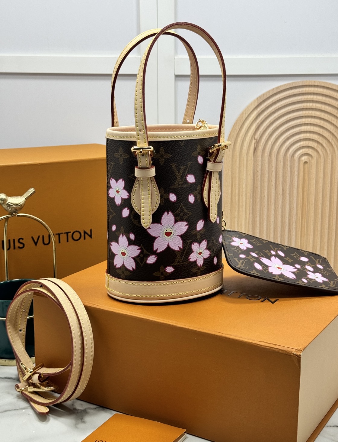 ORI หนังแท้ | LV x TM Nano Bucket Bag ใหม่ล่าสุดมาแรง กับกระเป๋าทรงบัคเก็ต ขนาดกำลังสวย ปรับลุคให้มีชีวิตชีวาด้วยลายดอกไม้ซากุระเชอรี่บลอสซั่ม คอลใหม่สุดเอ็กซ์คลูซีฟ