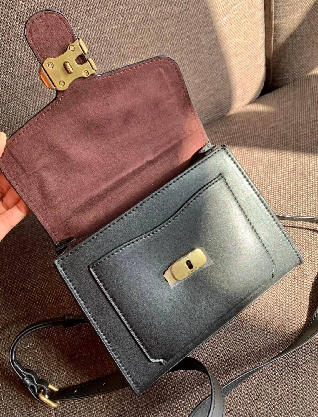 COACH TABBY TOP HANDLE 20 พร้อมส่งที่ไทยค่ะ! กระเป๋าหิ้ว//สะพายข้างได้ หนังแท้อย่างดี กหนึ่งใบทำหนังสองลายได้อย่างสวยงาม พร้อมโลโก้รุ่นใหม่ล่าสุดดูดีมากๆค่ะ เปิดปิดกระเป๋าแบบกดล็อค ภายในมีช่องหลักสองช่อง ใส่มือถือได้ทุกรุ่น;กระเป๋าเงินใบกลางได้;ของจำเป็นจ