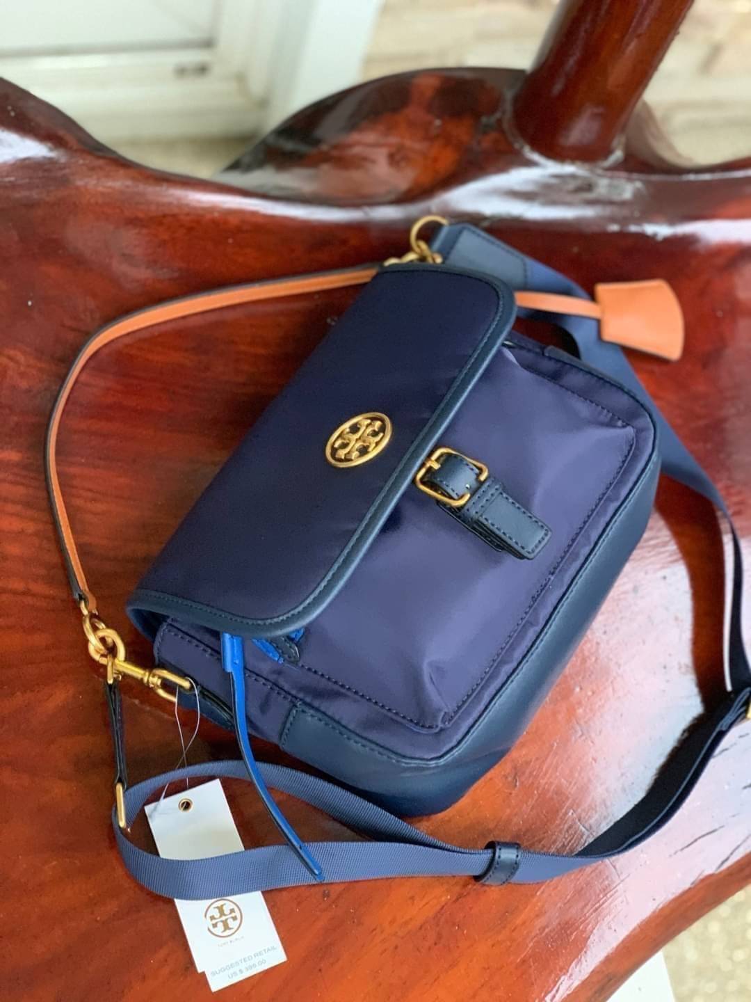 ของแท้ 💯% Tory Burch logo patch satchel bag อีกหนึ่งแบรนด์ดังจากนิวยอร์ก ที่เหล่าดาราเซเลปใช้กันทั่วโลก ด้วยดีไซน์ที่เป็นเอกลักษณ์ เข้ากับยุคสมัย วัสดุ Nylon waterproof ที่แข็งแรงและทนทาน