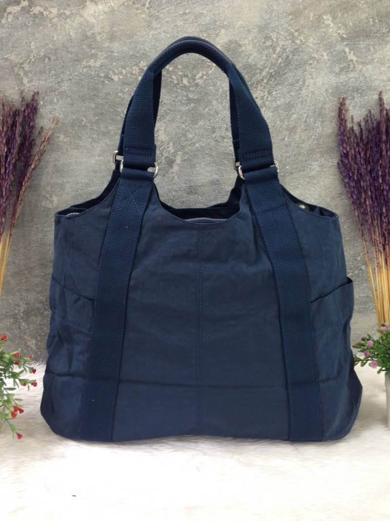 Kipling รุ่น Cicele กระเป๋าสะพายไหล่ใบใหญ่ สวยน่ารัก ตัวกระเป๋าด้านในเป็นช่องโล่งแบบปิดเปิดด้วยซิป มีช่องซิปด้านใน ด้านข้างกระเป๋า มี 2 ช่อง ปิดเปิด ด้วยเทป พร้อมที่ใส่โทรศัพท์ ปากกา และ MP 3 ในส่วนด้านใน และ ด้านข้างกระเป๋า ซ้าย-ขวา เป็นช่องขนาดเล็กสำหรั