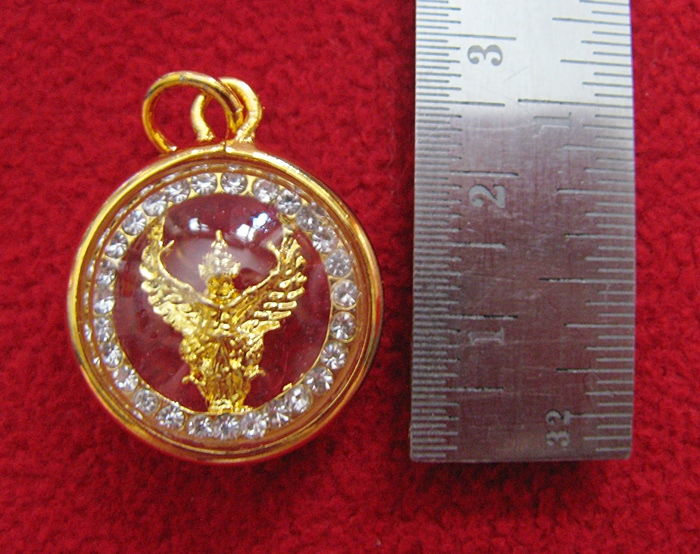 สินค้าหมดค่ะ จี้พญาครุฑพิมพ์ใหญ่เนื้อทองล้อมเพชรเลี่ยมทองไมครอนพร้อมใบคาถาค่ะ